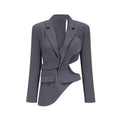 Chaqueta asimétrica Amelie con recortes en el frente, de la marca Final Sale, vista en la imagen.