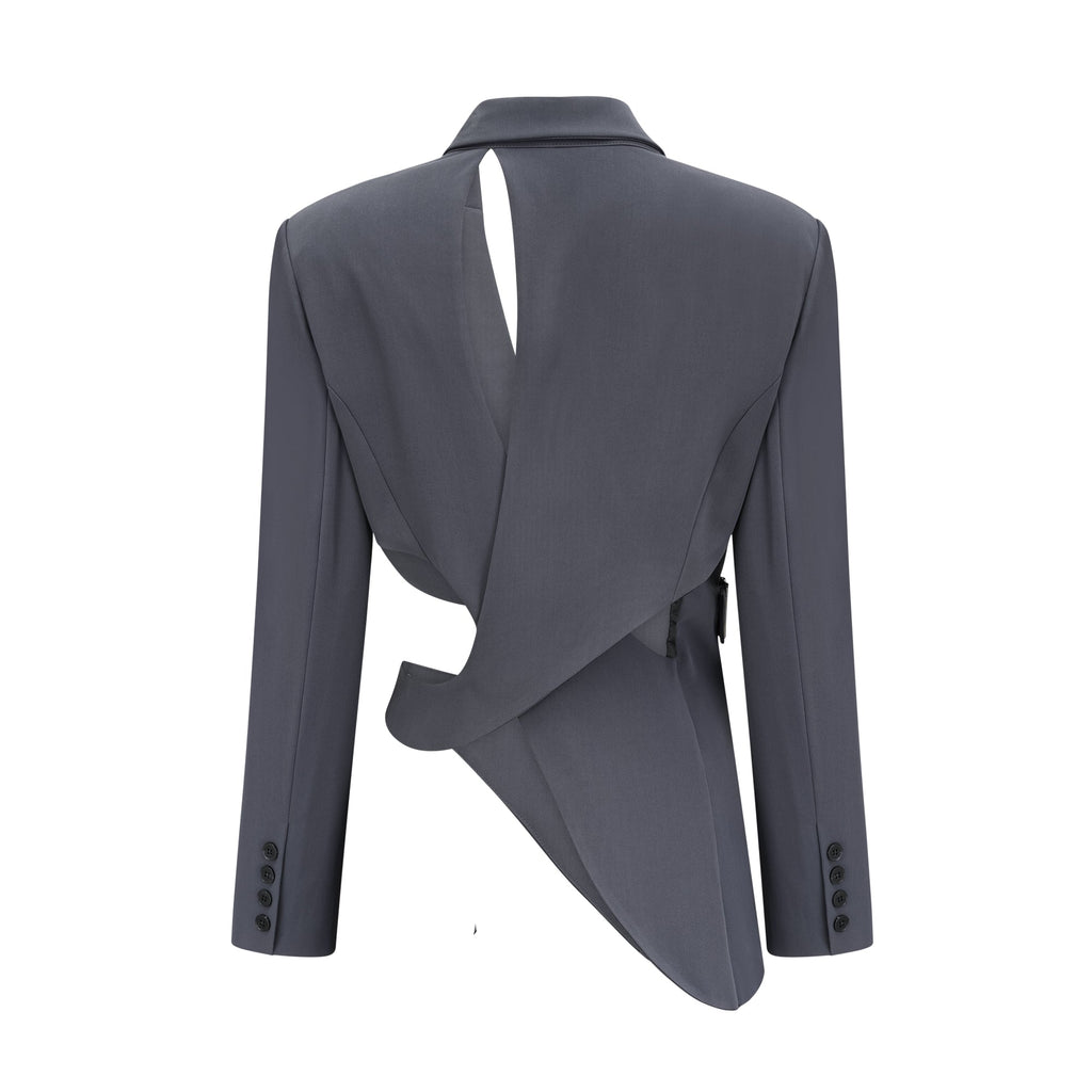 Chaqueta asymétrica Amelie de Final Sale con recortes en el diseño, presentada en la imagen.