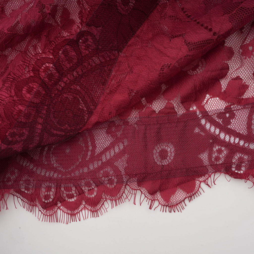 Vestido oversize rojo con encaje de chantilly de la marca Final Sale, con detalles elegantes y diseño amplio.