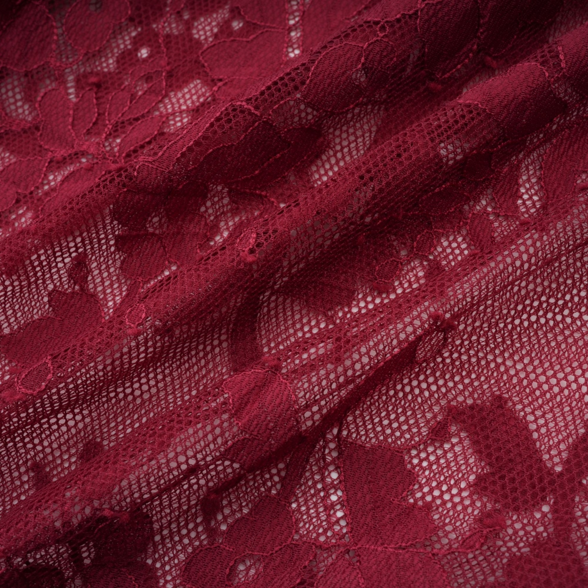 Vestido oversize rojo con encaje de chantilly de la marca Final Sale, con detalles elegantes en la parte superior.