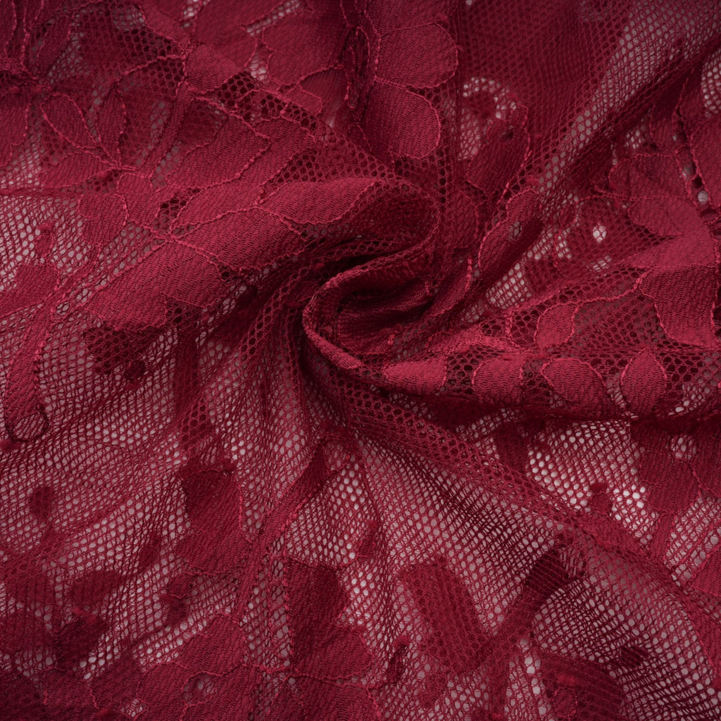 Vestido oversize rojo con encaje de chantilly de la marca Final Sale, mostrando su diseño amplio y detalles elegantes en la imagen.