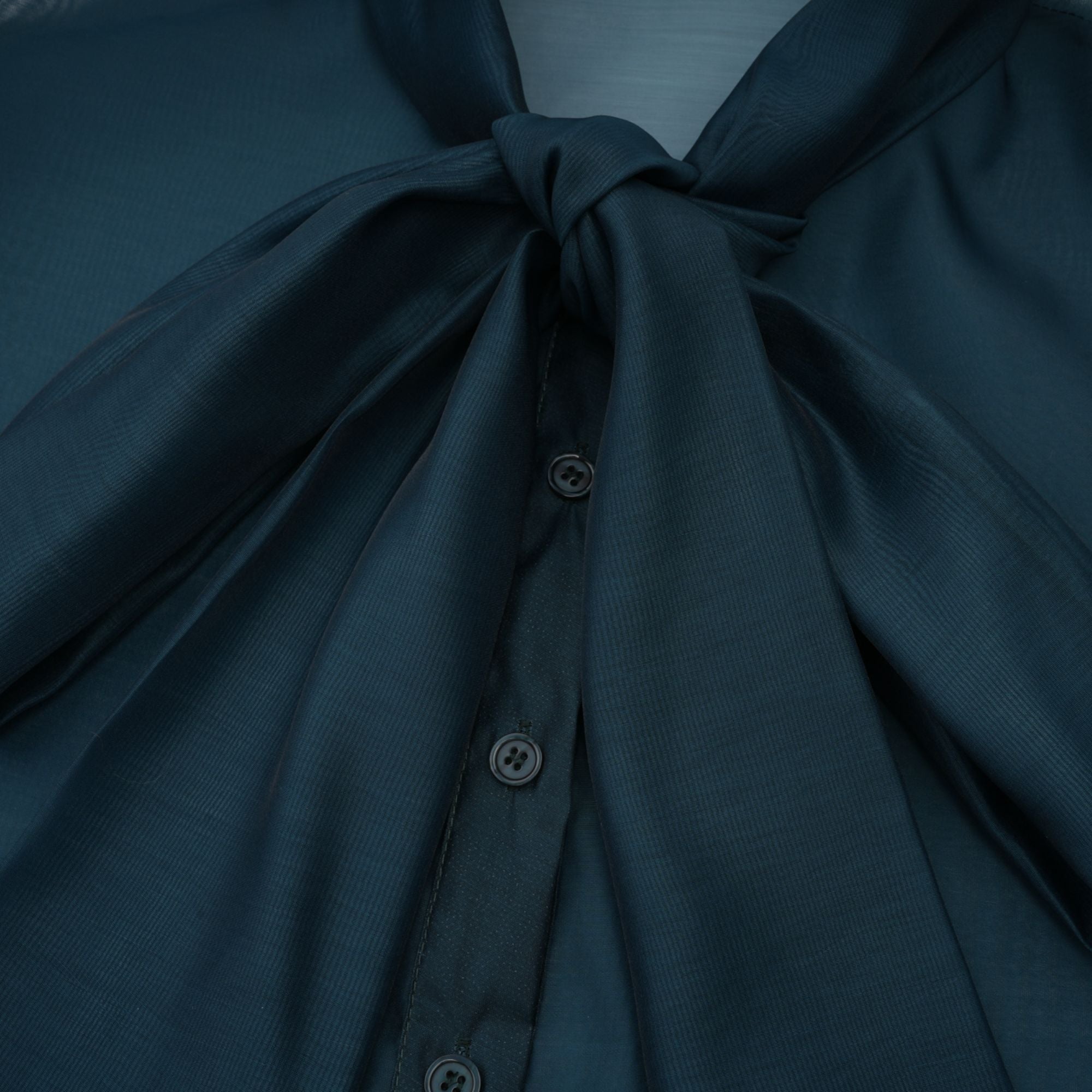 Conjunto de blusa y falda de lazo en verde oscuro de la marca Final Sale, estilo moderno y elegante.