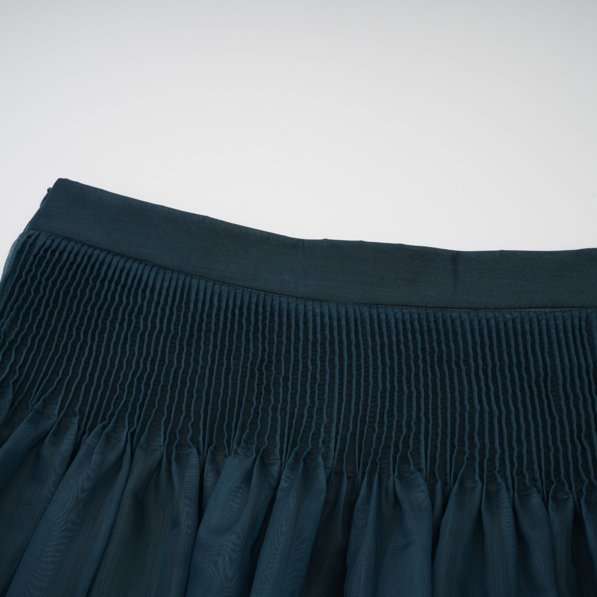 Conjunto de camisa de cuello con lazo y falda a juego en verde oscuro de la marca Final Sale, vista frontal.