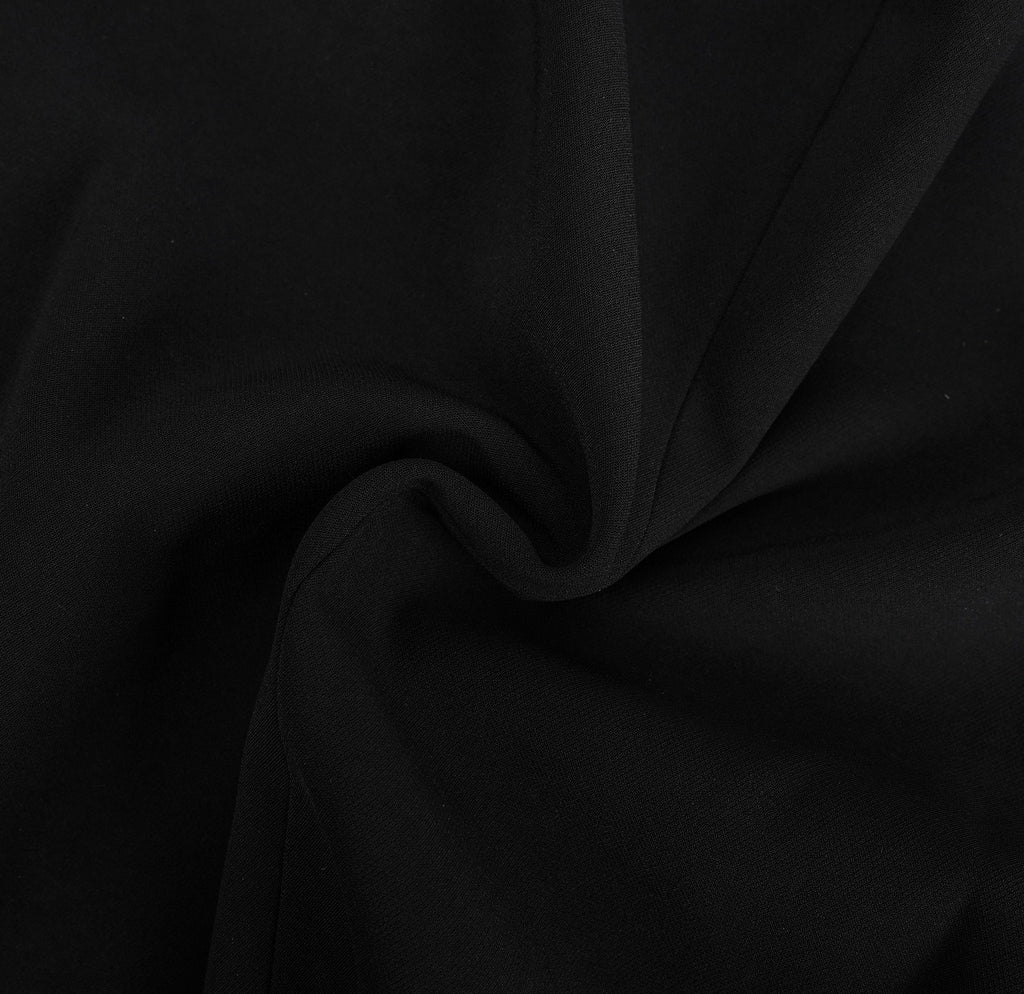 Vestido largo negro Yseult con detalles adornados, diseñado por Final Sale, mostrando su elegante falda y detalles brillantes.