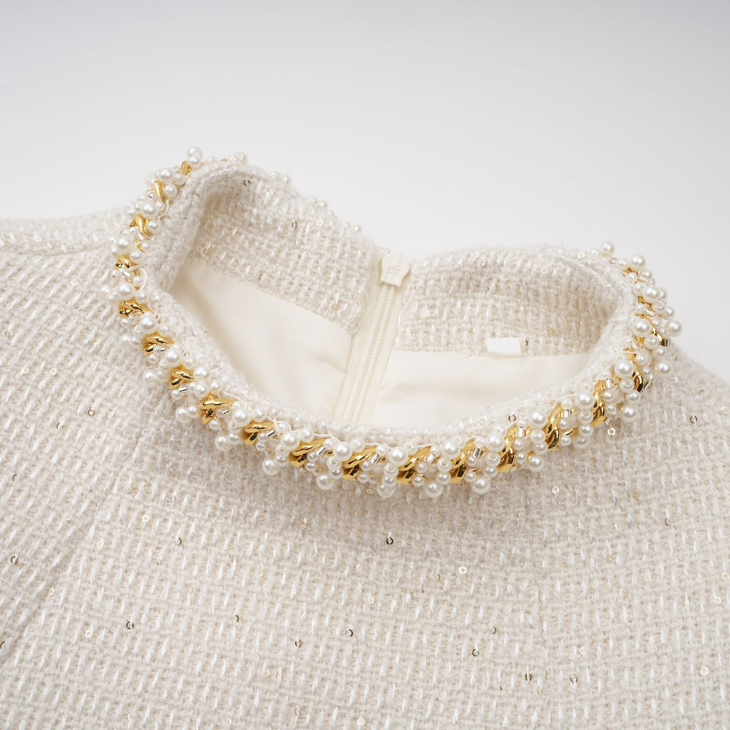 Vestido mini de tweed blanco con adornos de Jeanne, estilo elegante y ajustado, ideal para ocasiones especiales.