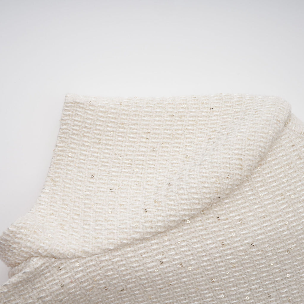 Vestido mini de tweed blanco con detalles adornados de Jeanne, estilo elegante y moderno, para ocasiones especiales.