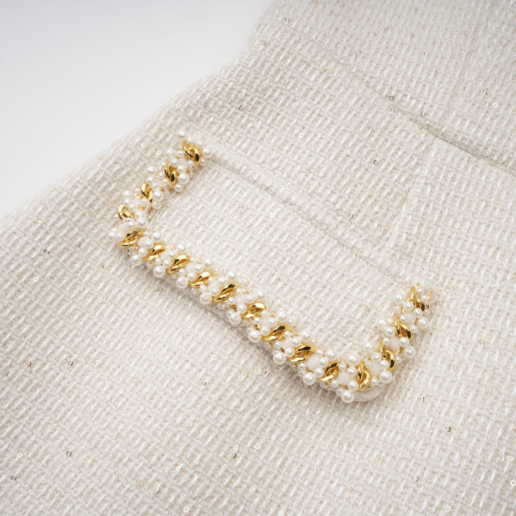 Vestido mini de tweed blanco con adornos de la marca Final Sale, con detalles elegantes y patrón texturizado visible en la imagen.