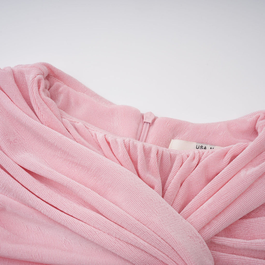 Vestido maxi rosa moderno de la marca Final Sale con panel plisado y detalles ruched, vista frontal en la imagen.