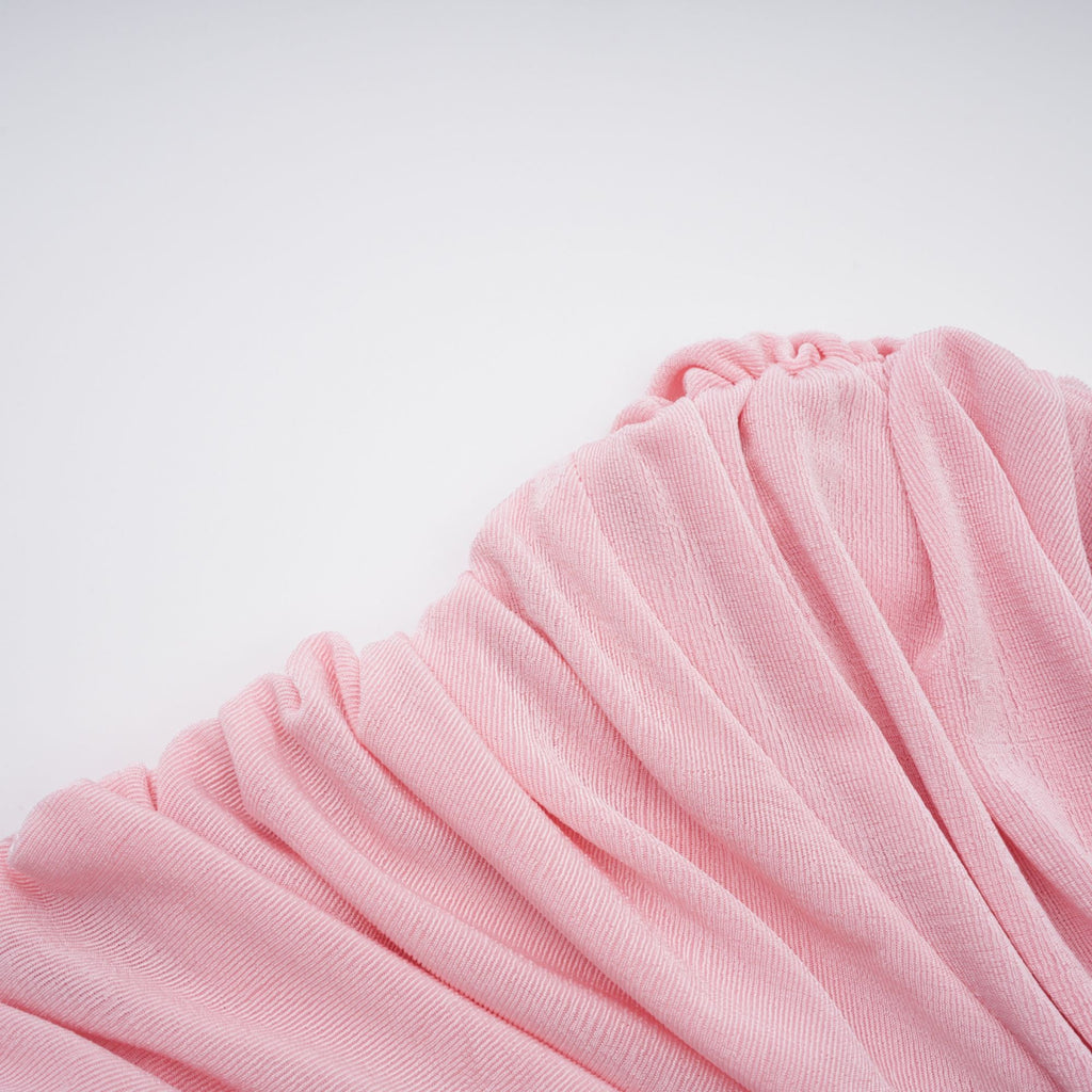 Vestido largo maxi rosa moderno con panel fruncido y estilo elegante, diseñado por Final Sale, para ocasiones especiales.