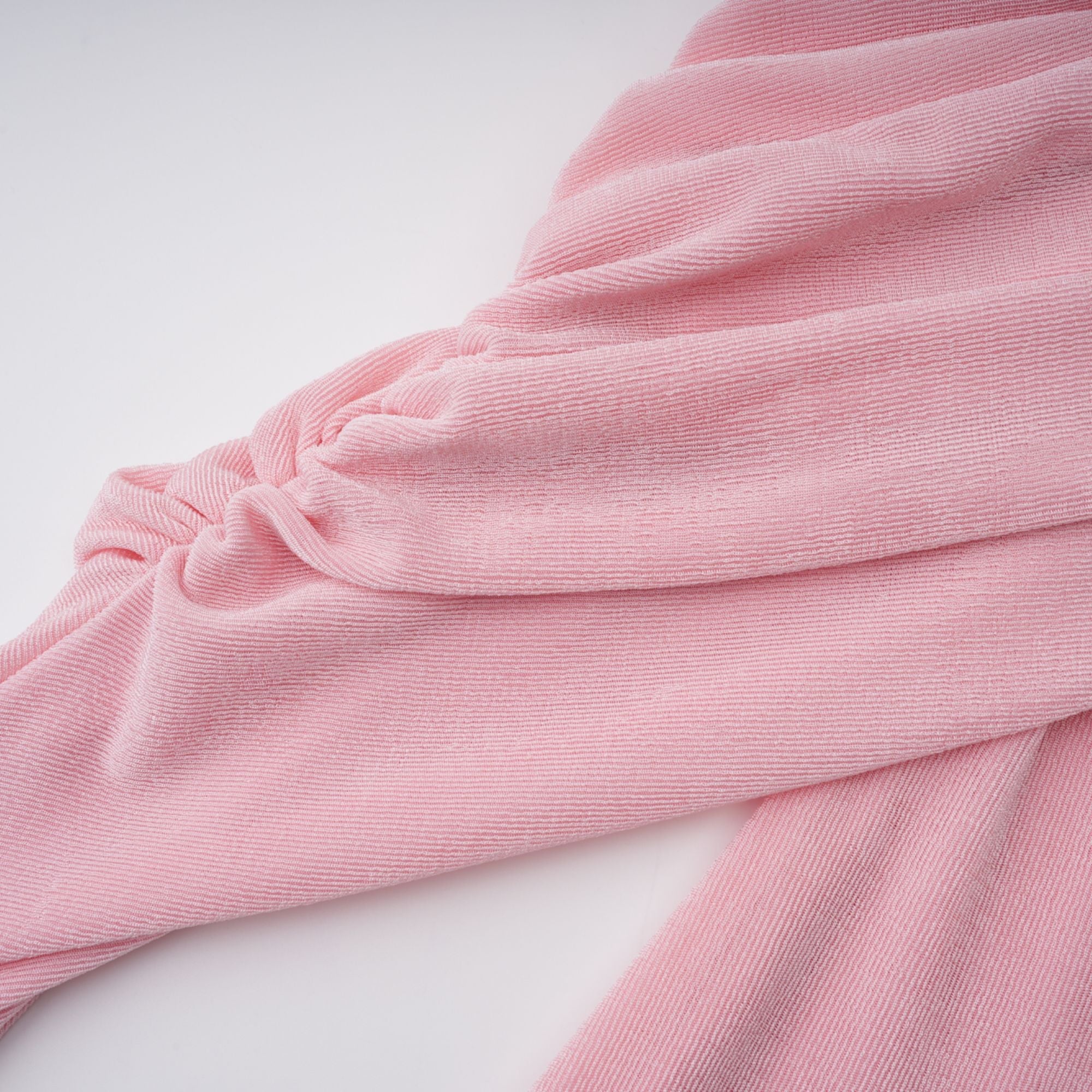 Vestido maxi rosa moderno con panel plisado y detalles ruched, estilo elegante y sofisticado para ocasiones especiales.