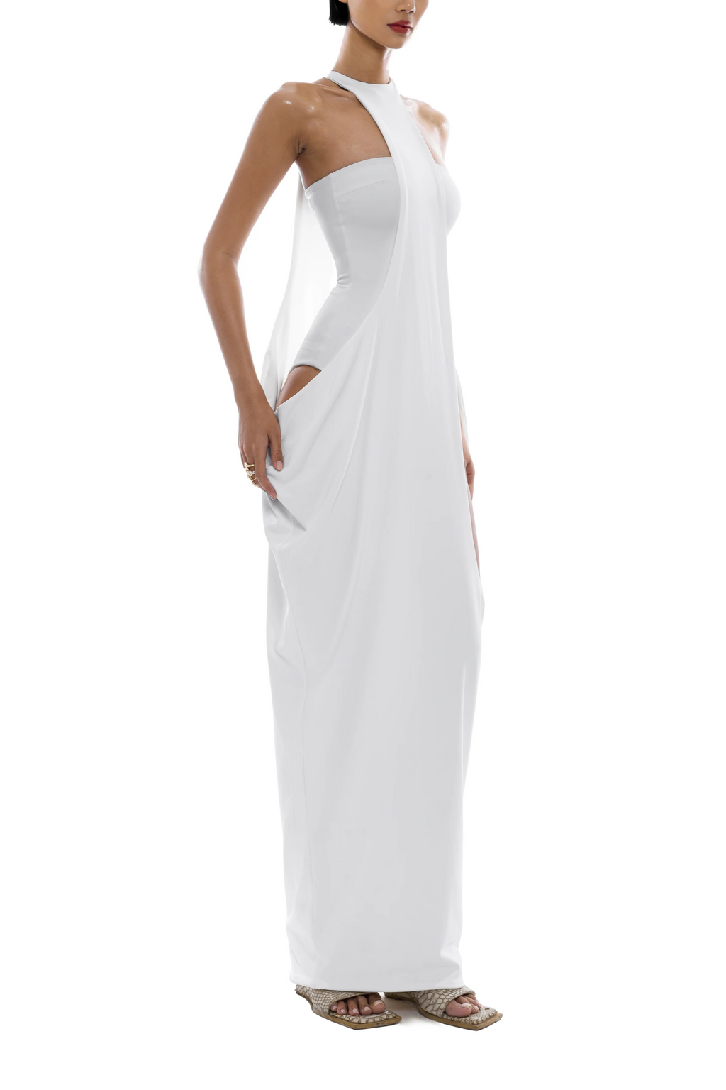Vestido maxi blanco Bridal Elowen con cuello halter y drapeado, mostrando su diseño elegante y detalles en la imagen.