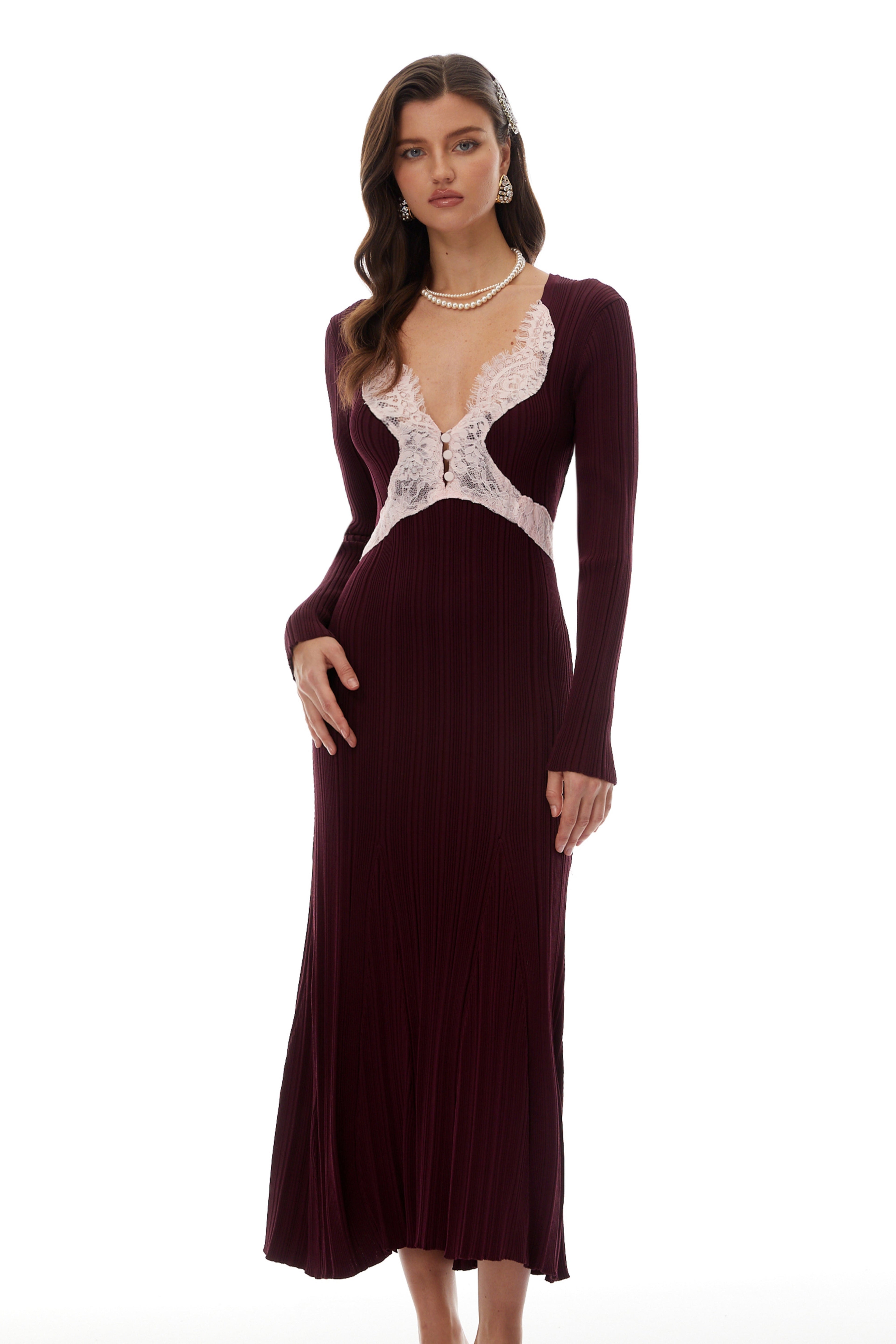 Vestido midi de punto en burdeos con encaje en el dobladillo, de la marca Final Sale, con diseño elegante y femenino.