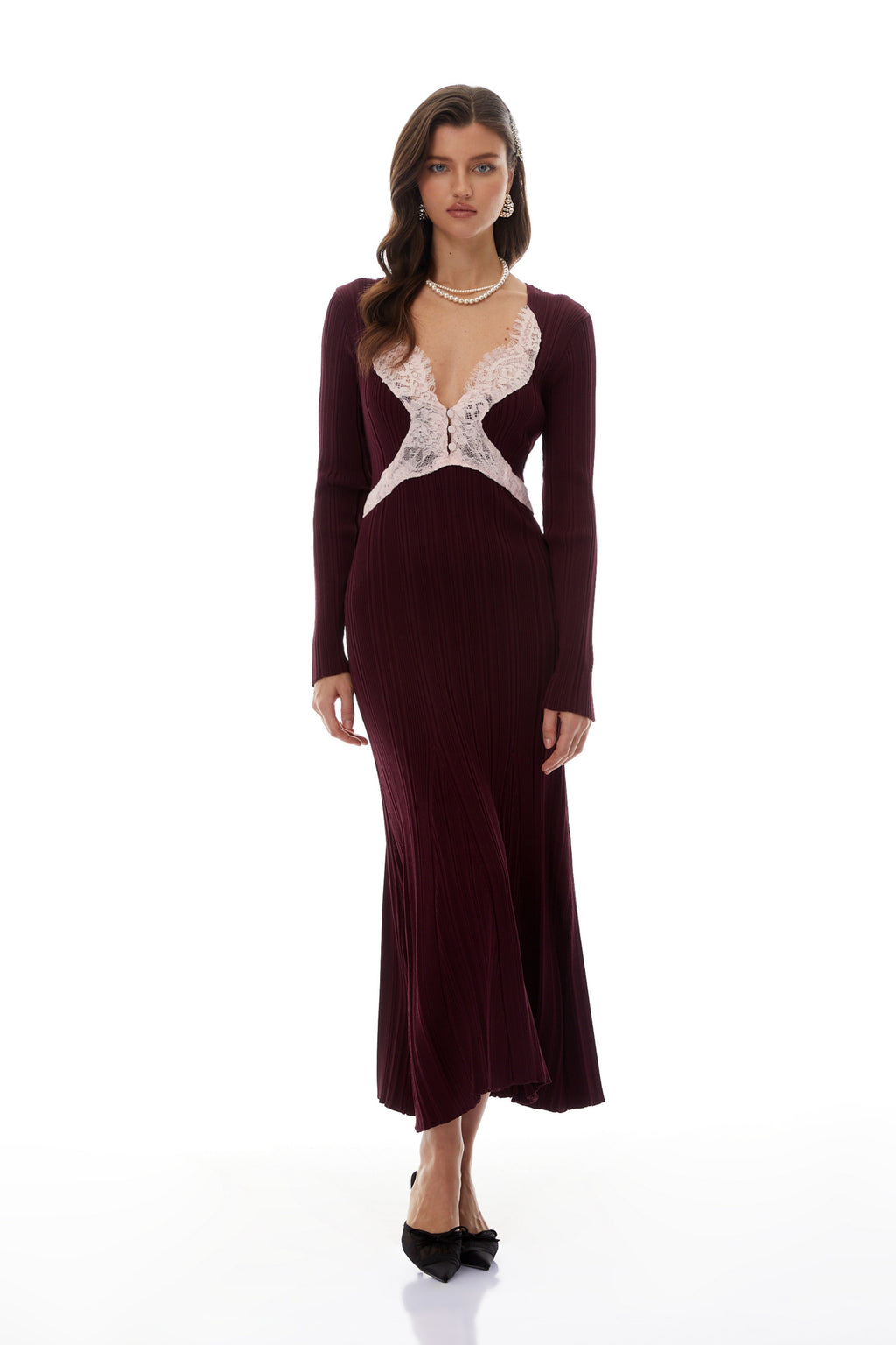 Vestido midi de punto con encaje en color burdeos de la marca Final Sale, con detalles elegantes y corte ajustado.