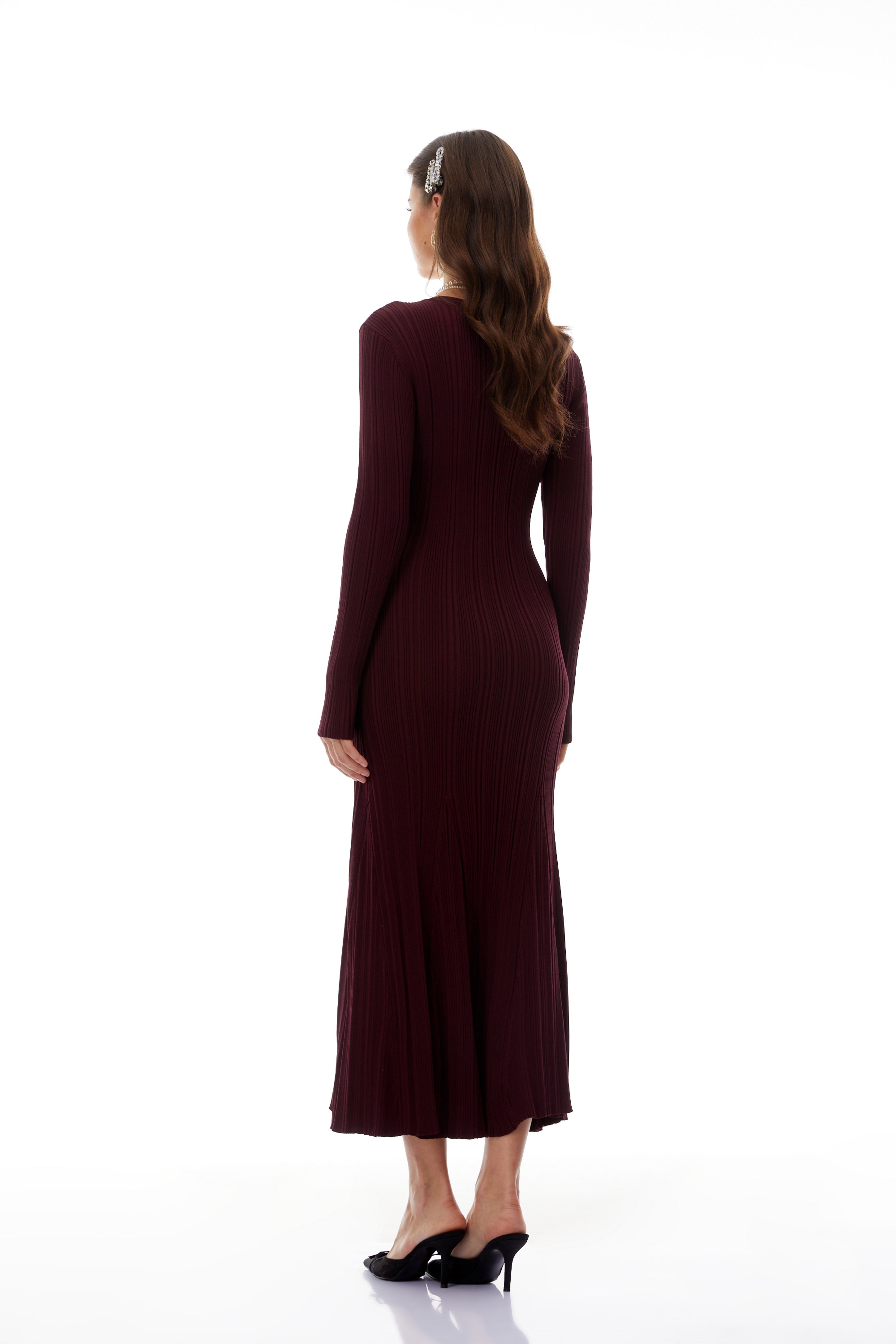 Vestido midi de punto burdeos con encaje en el borde, diseñado por Final Sale, muestra el tejido y el detalle del encaje.