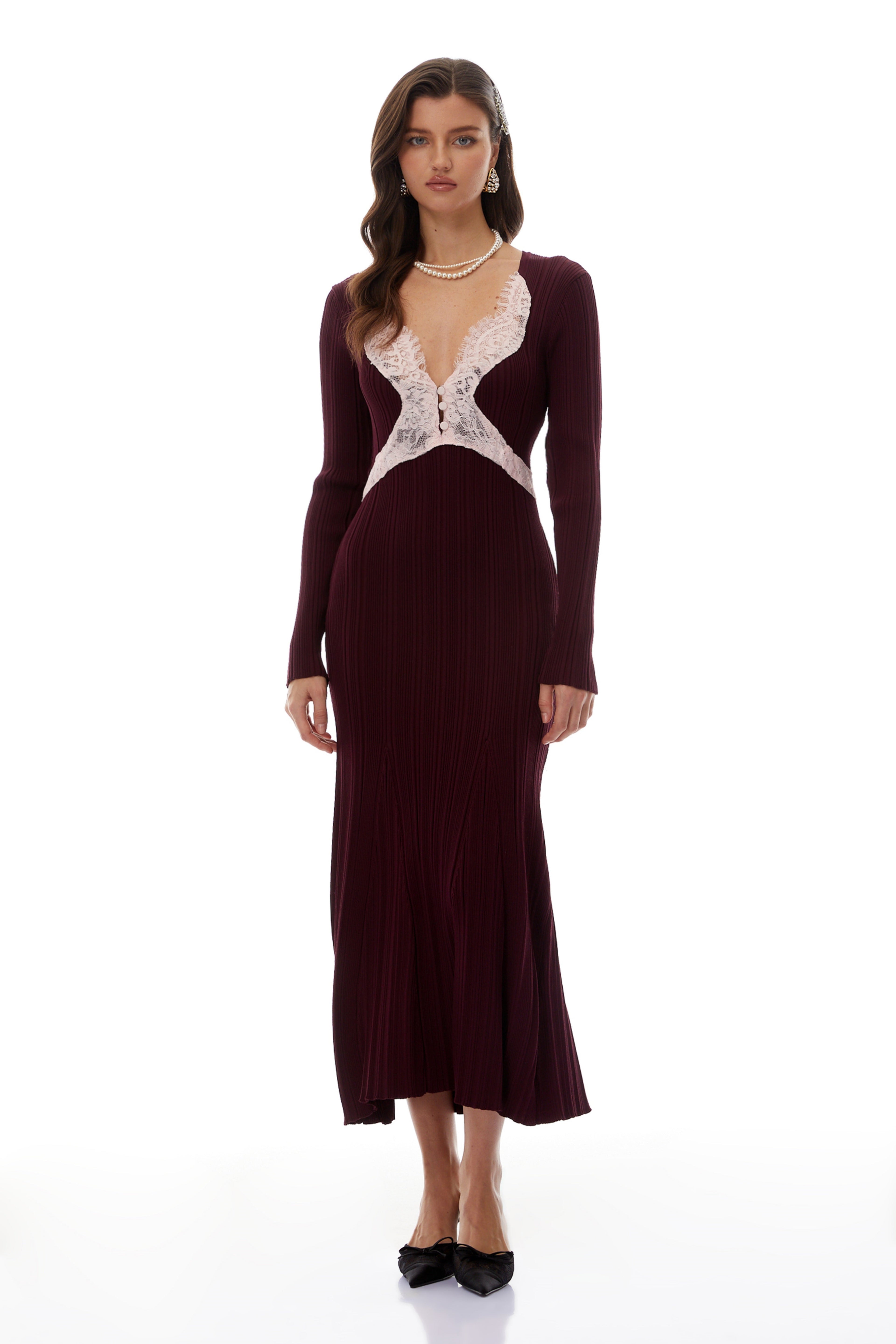 Vestido midi de punto en burdeos con encaje, de la marca Final Sale, con detalles de encaje en el dobladillo y ajuste ajustado.