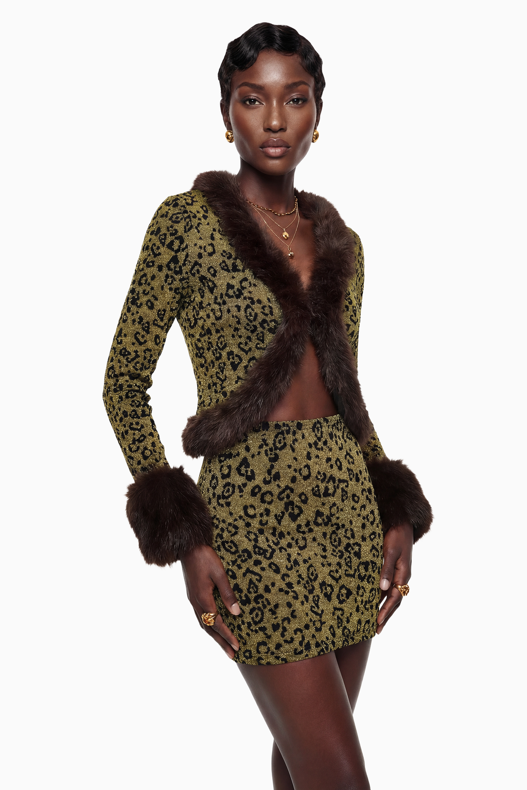 Conjunto de top y falda de leopardo amarillo con ribete de piel de MRMelbourne, vista frontal del conjunto completo.