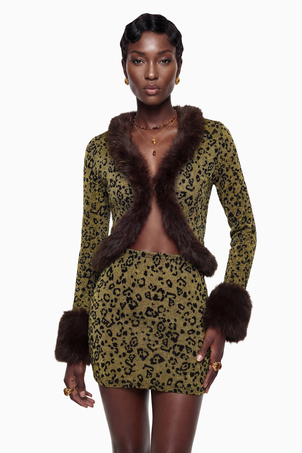 Conjunto de top y falda de leopardo amarillo con ribete de peluche de MRMelbourne, visible en la imagen.