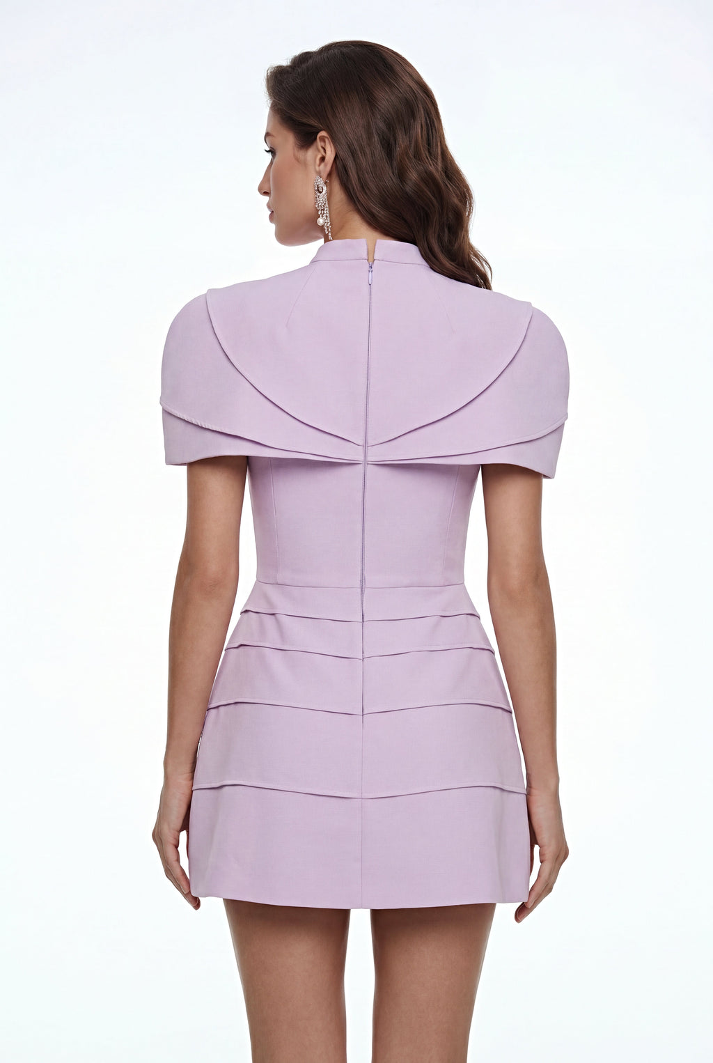 Vestido mini Elina en color púrpura con capa, de la marca MRNewyork, mostrando el diseño elegante y detalles de la prenda.