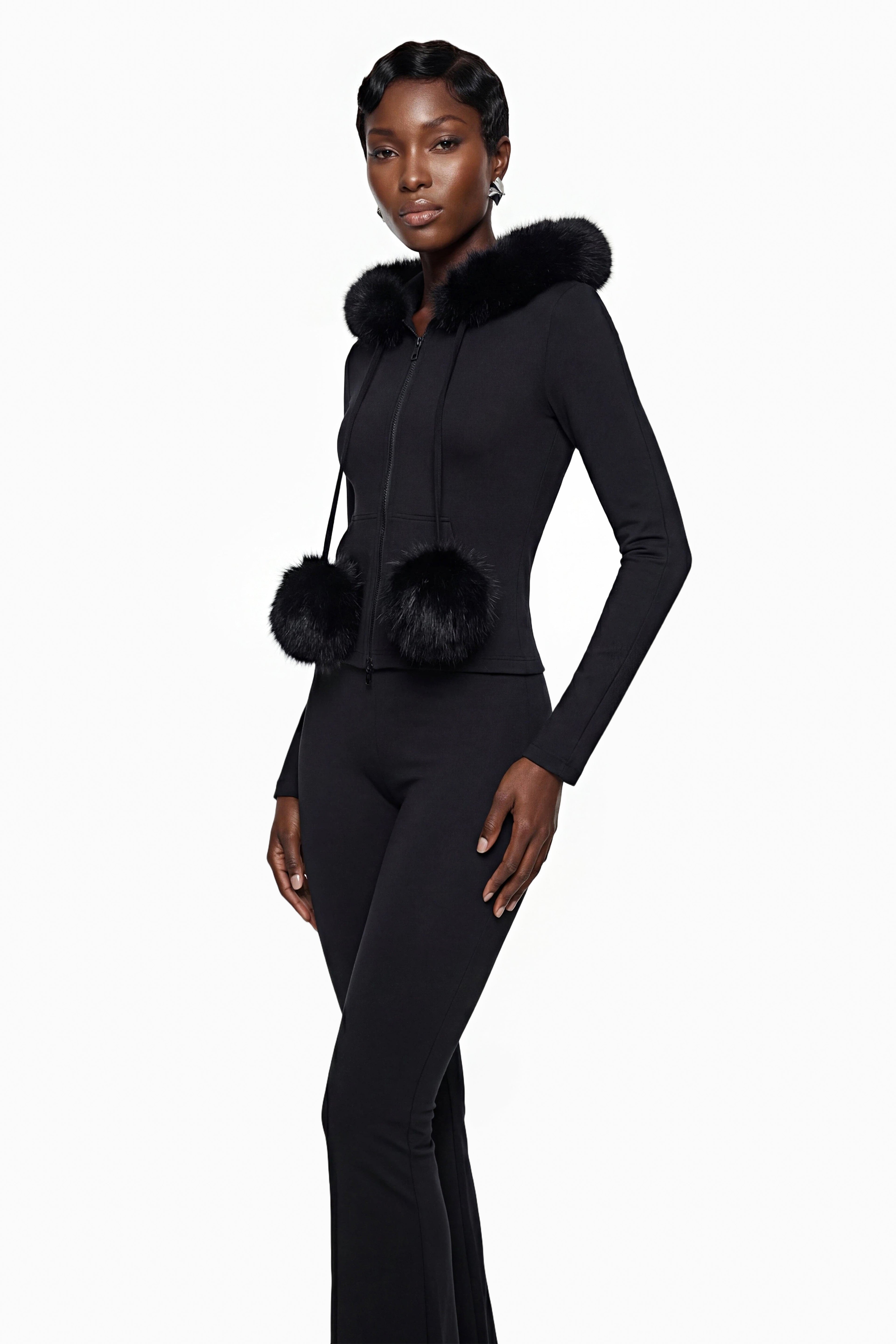 Conjunto de sudadera con capucha negra y pantalones acampanados de MRTokyo, visible en la imagen.