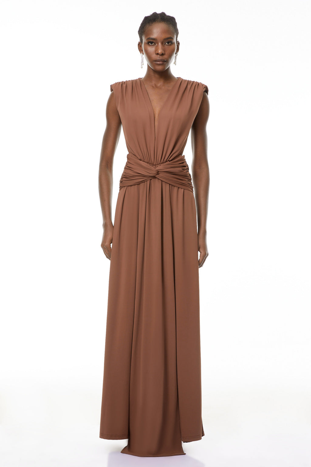 Vestido maxi marrón de escote en V profundo y estilo torcido de MRTokyo, con diseño elegante y fluido.