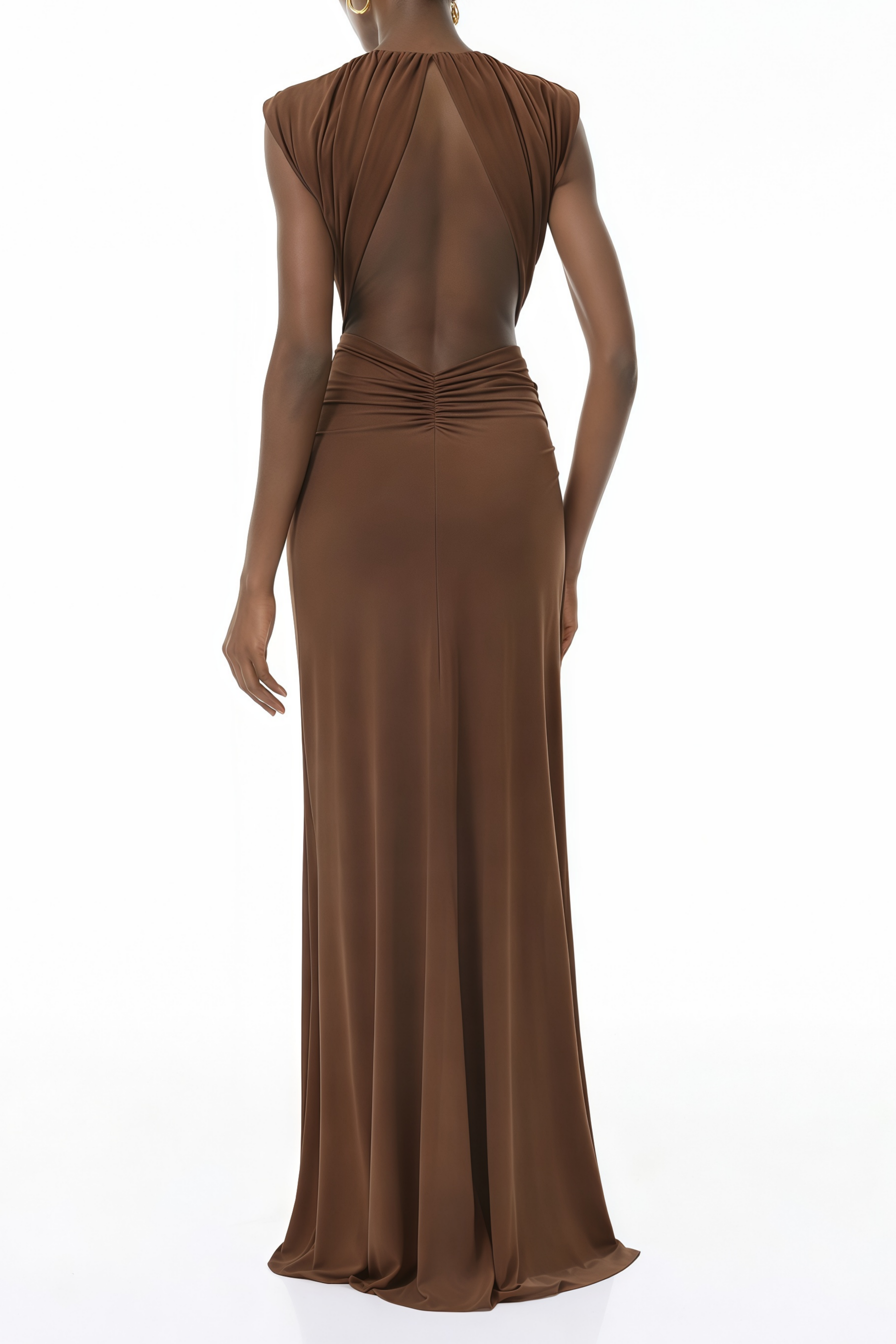 Vestido maxi largo marrón de cuello en V profundo y diseño twisted de MRTokyo, con estilo elegante y moderno.