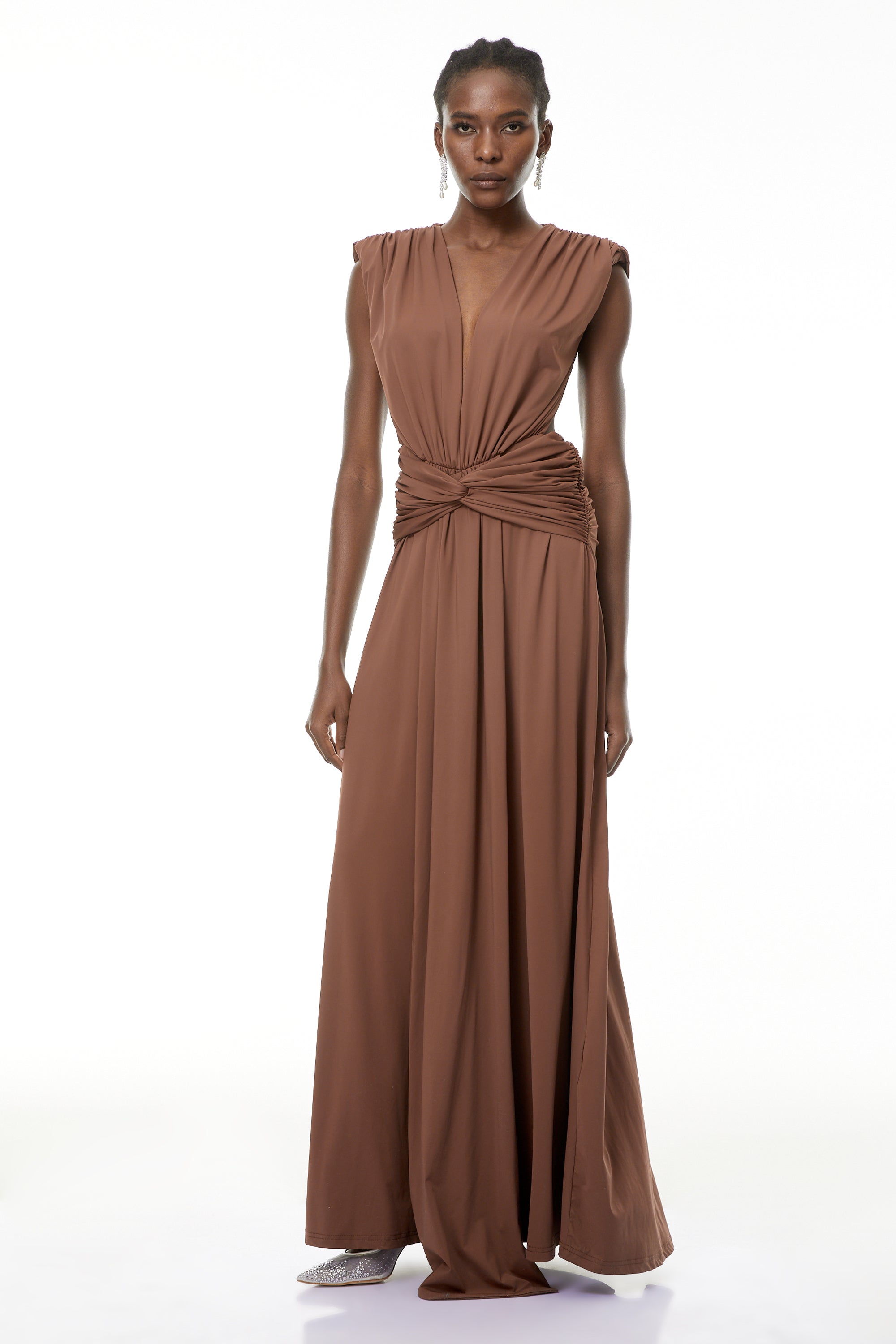 Vestido maxi marrón de escote en V profundo y diseño torcido de MRTokyo, largo y elegante, con detalles en la parte superior.