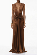 Vestido maxi marrón de escote en V profundo y diseño retorcido de MRTokyo, con estilo elegante y moderno.
