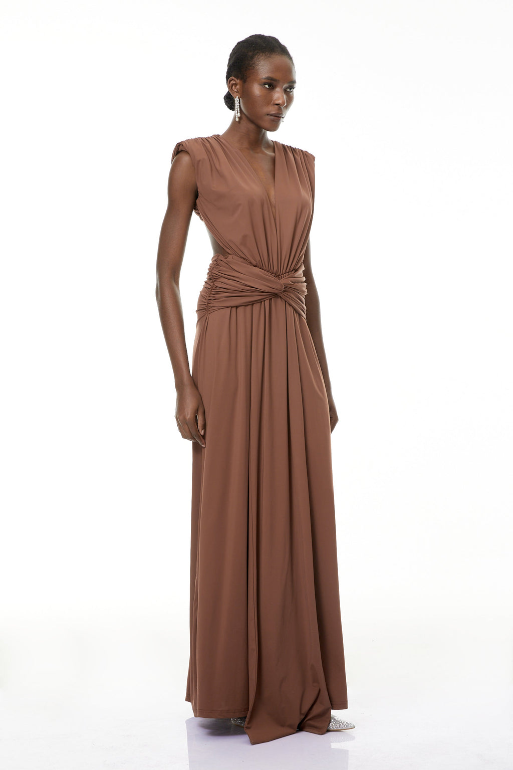 Vestido maxi marrón de cuello en V profundo y estilo retorcido de MRTokyo, con diseño elegante y ajustado en la parte superior.