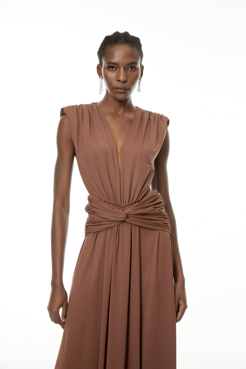 Vestido maxi marrón de cuello en V profundo y diseño twisted de MRTokyo, con estilo elegante y ajustado al cuerpo.