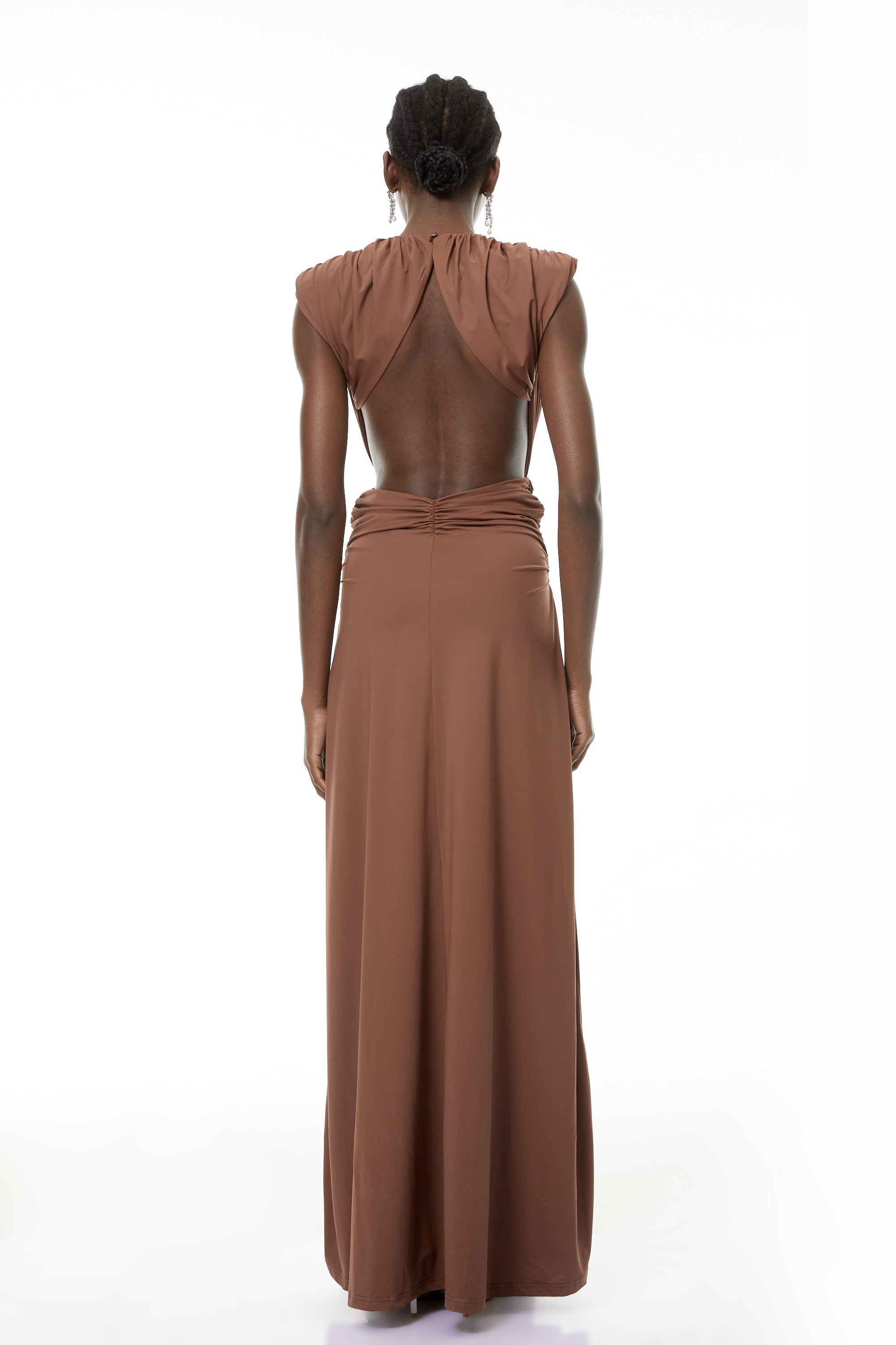 Vestido maxi marrón de escote en V profundo y diseño retorcido de MRTokyo, con estilo elegante y moderno.