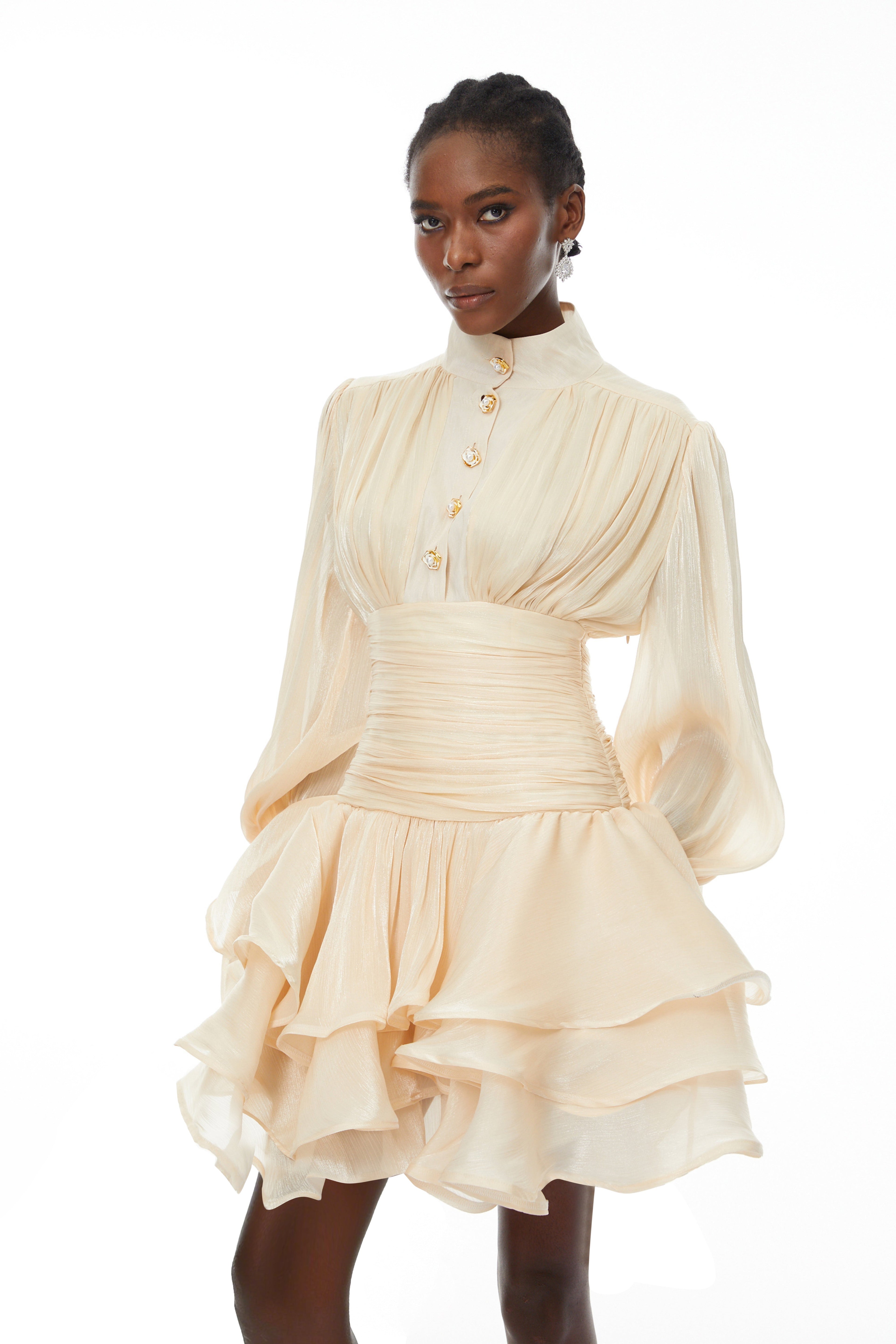 Vestido mini de novia Emersyn Neutrals con cuello alto y detalles de volantes, estilo elegante y femenino.