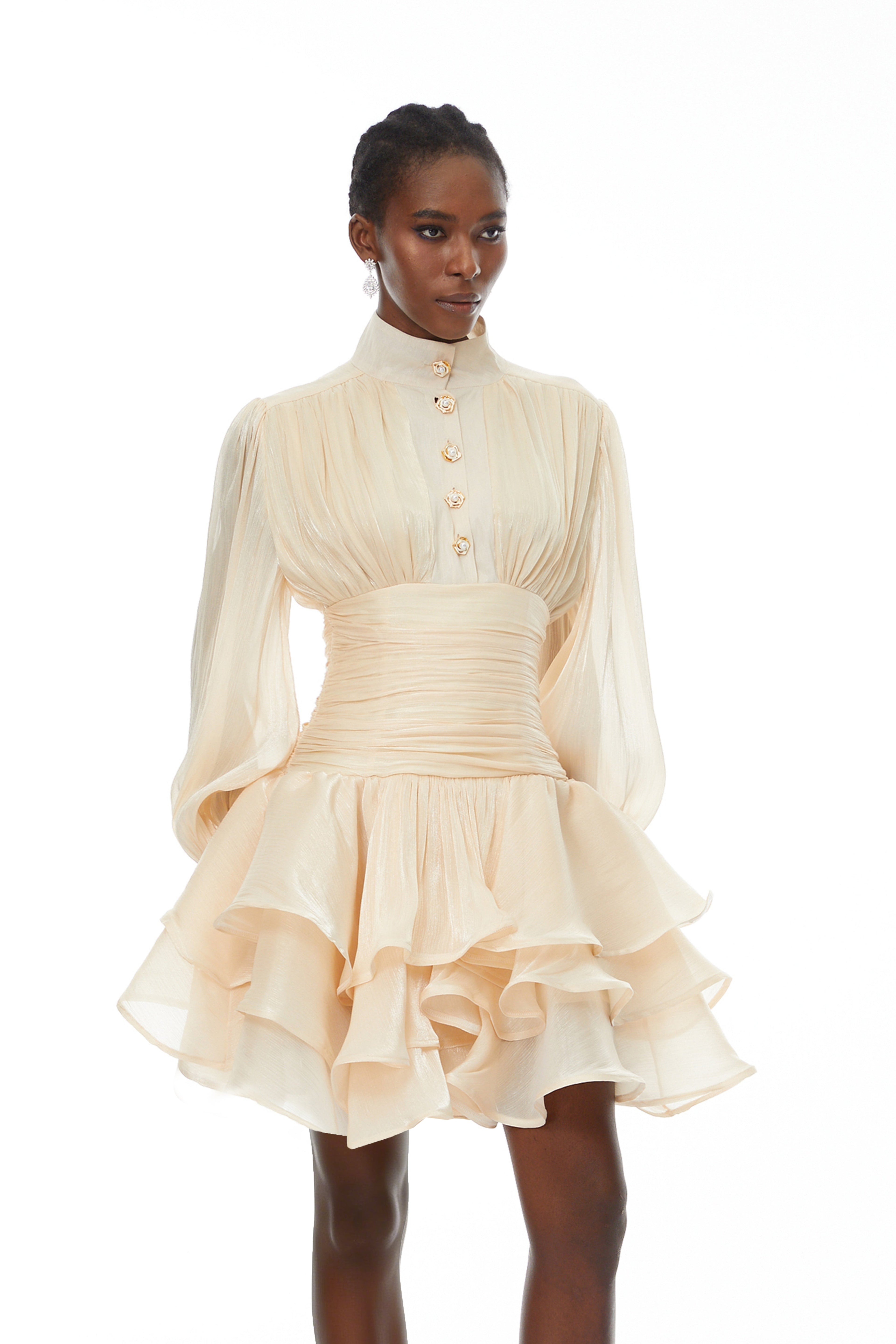 Vestido mini de novia Emersyn Neutrales con cuello alto y detalles de volantes, en tonos neutros y estilo elegante.