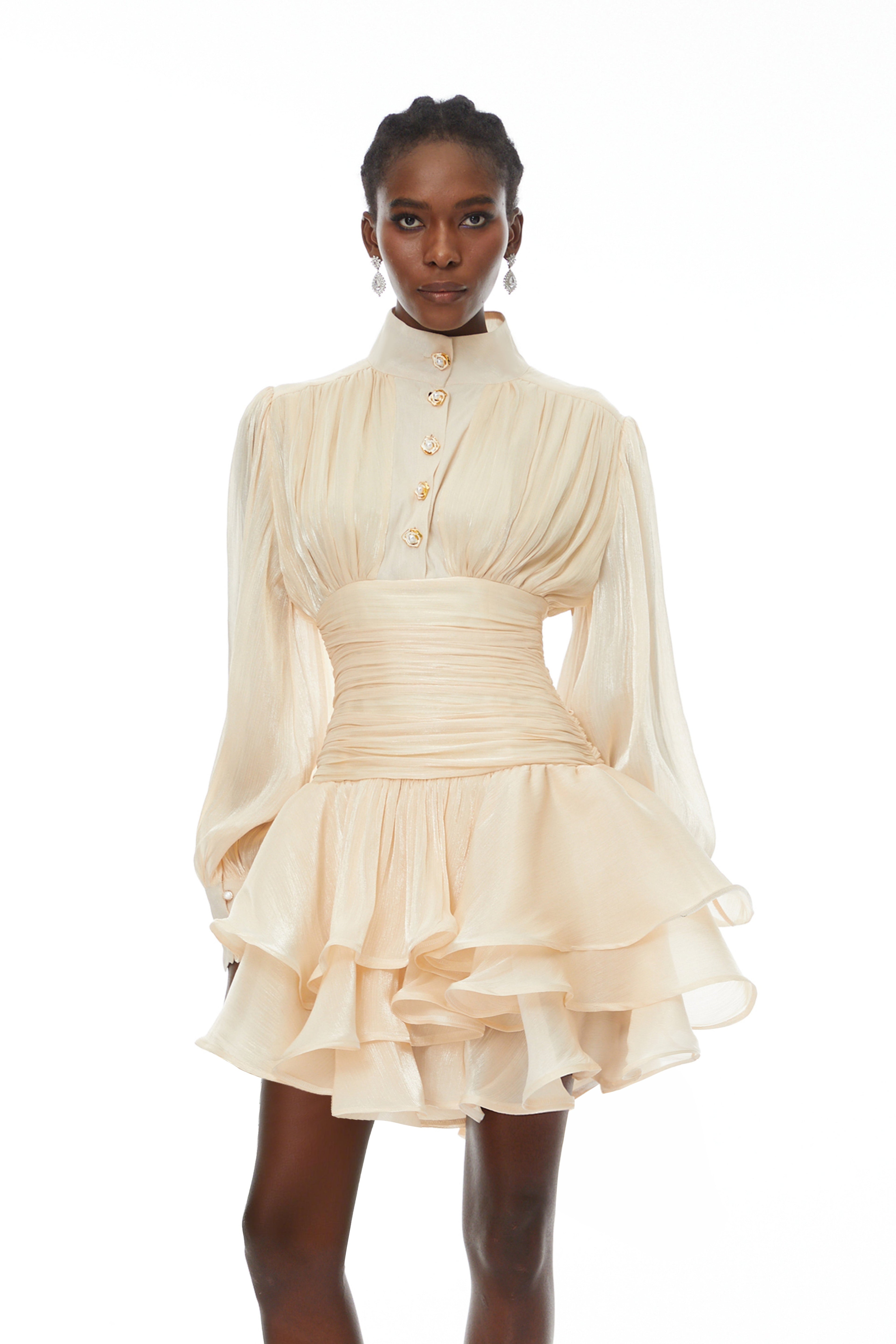 Vestido mini blanco de novia Emersyn Neutrals con cuello alto y detalles de volantes en el escote y la falda.