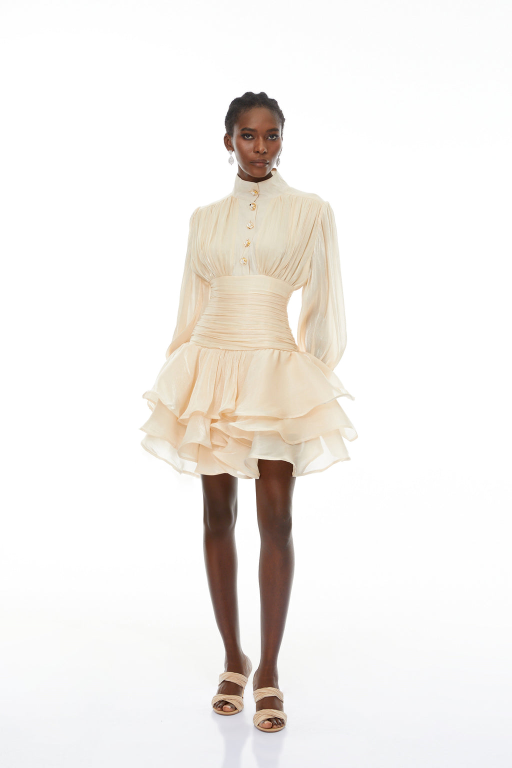 Vestido mini bridal Emersyn Neutrals con cuello alto y detalles de volantes en la parte superior, elegante y moderno.
