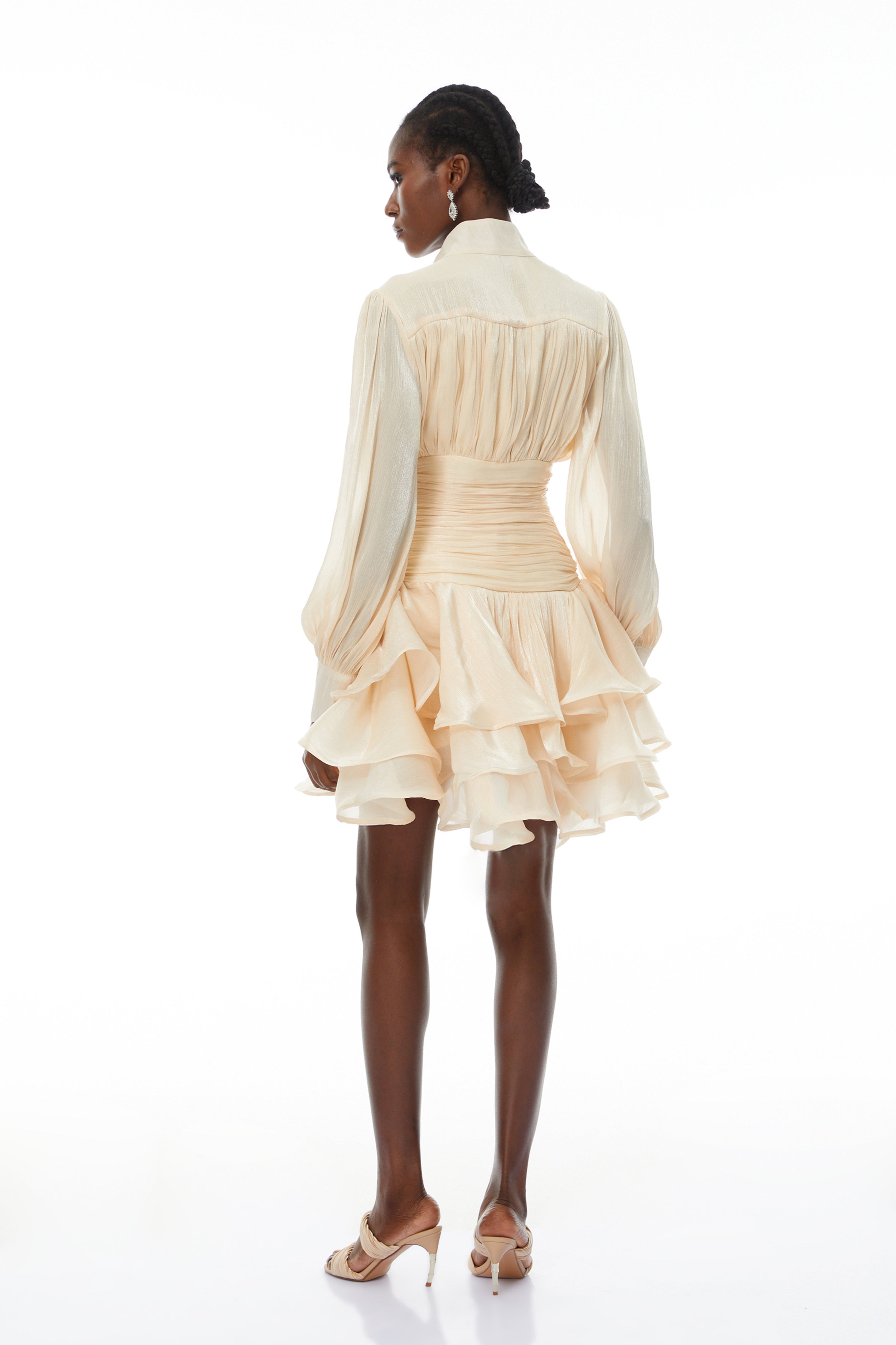 Vestido mini de novia Emersyn Neutrals con cuello alto y detalles de volantes, estilo elegante y romántico en tonos neutros.