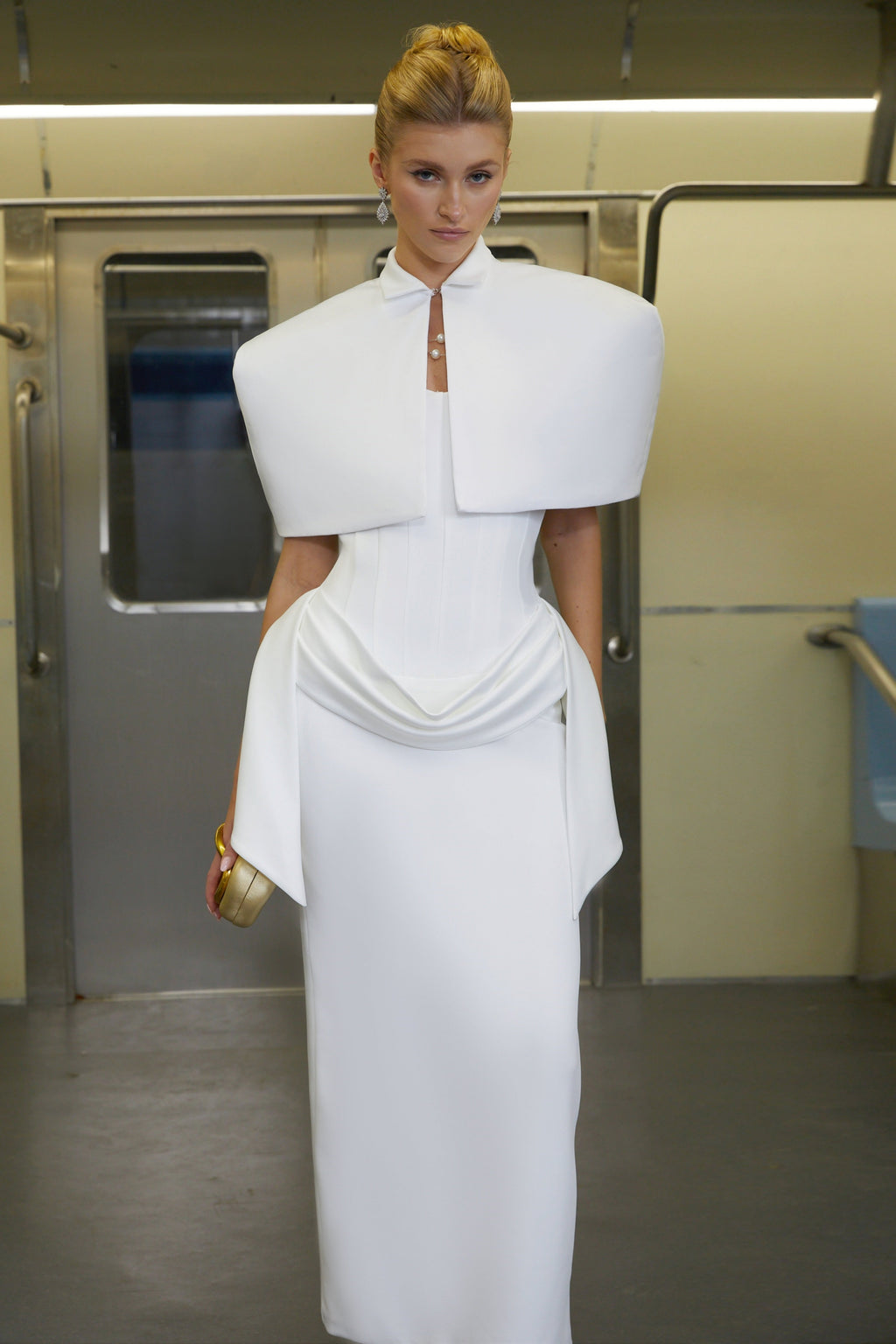 Vestido de novia Felice con capa estructurada y corsé en color blanco, diseñado por Bridal, con detalles elegantes y sofisticados.