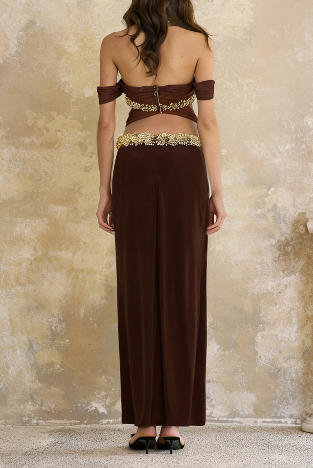 Vestido maxi rojo halter con cristales adornados, de estilo elegante y largo, de la marca MRNewyork, en vista frontal.