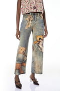 Pantalones vaqueros de mezclilla azul Franziska con estampado de oso de la marca MRTokyo, vista frontal.