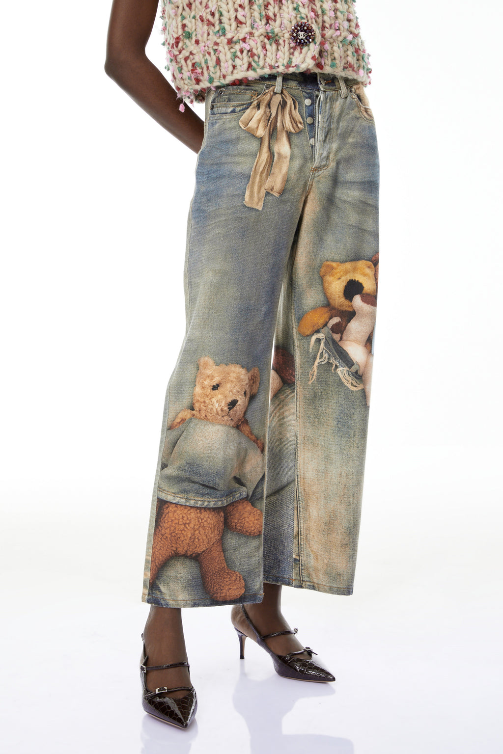 Pantalones vaqueros azules de mezclilla con estampado de oso de MRTokyo, diseño casual y cómodo para mujer.