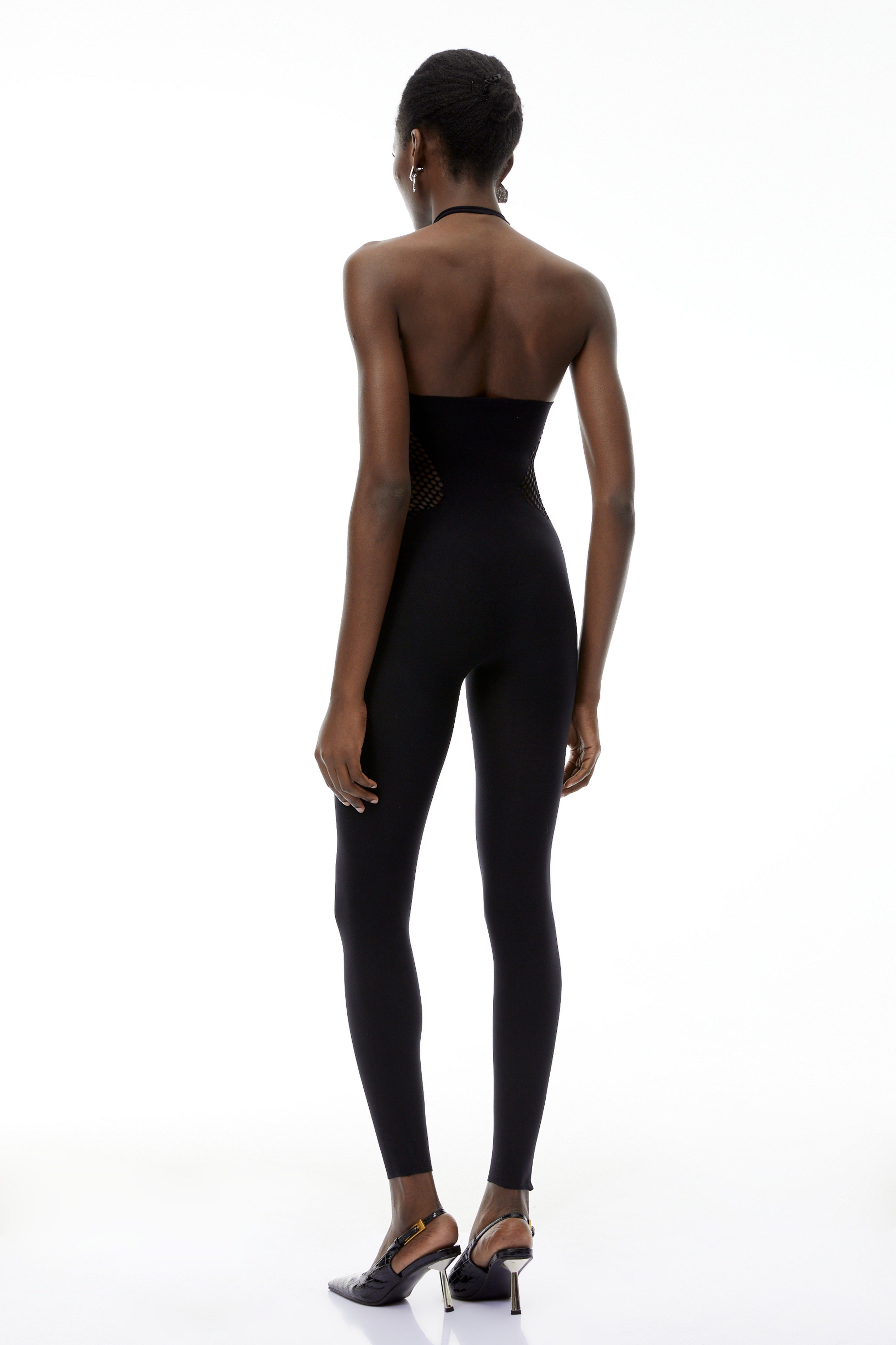 Mono negro Gael de MRTokyo con cuello halter y recortes, mostrando su diseño elegante y detalles en la tela.