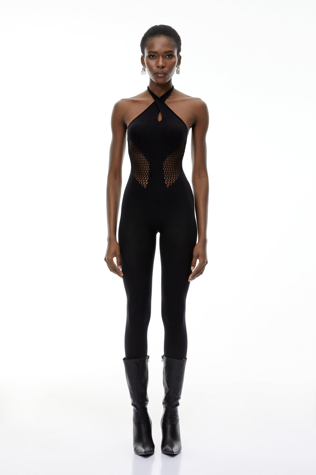 Mono negro Gael de MRTokyo con cuello halter y recortes, mostrando su diseño elegante y moderno en la imagen.