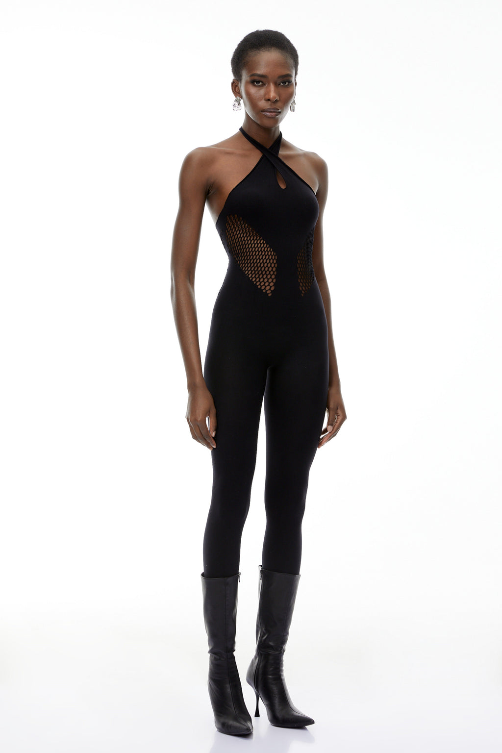 Mono negro Gael de MRTokyo con cuello halter y recortes, mostrando el diseño elegante y detalles en la prenda.