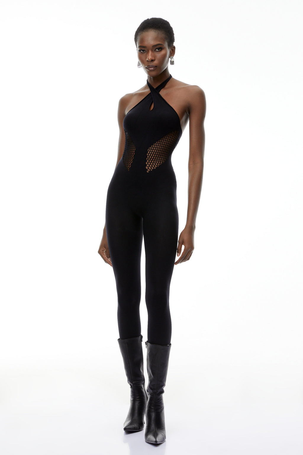 Mono negro Gael de MRTokyo con cuello halter y recortes, mostrando el diseño elegante y moderno del jumpsuit.