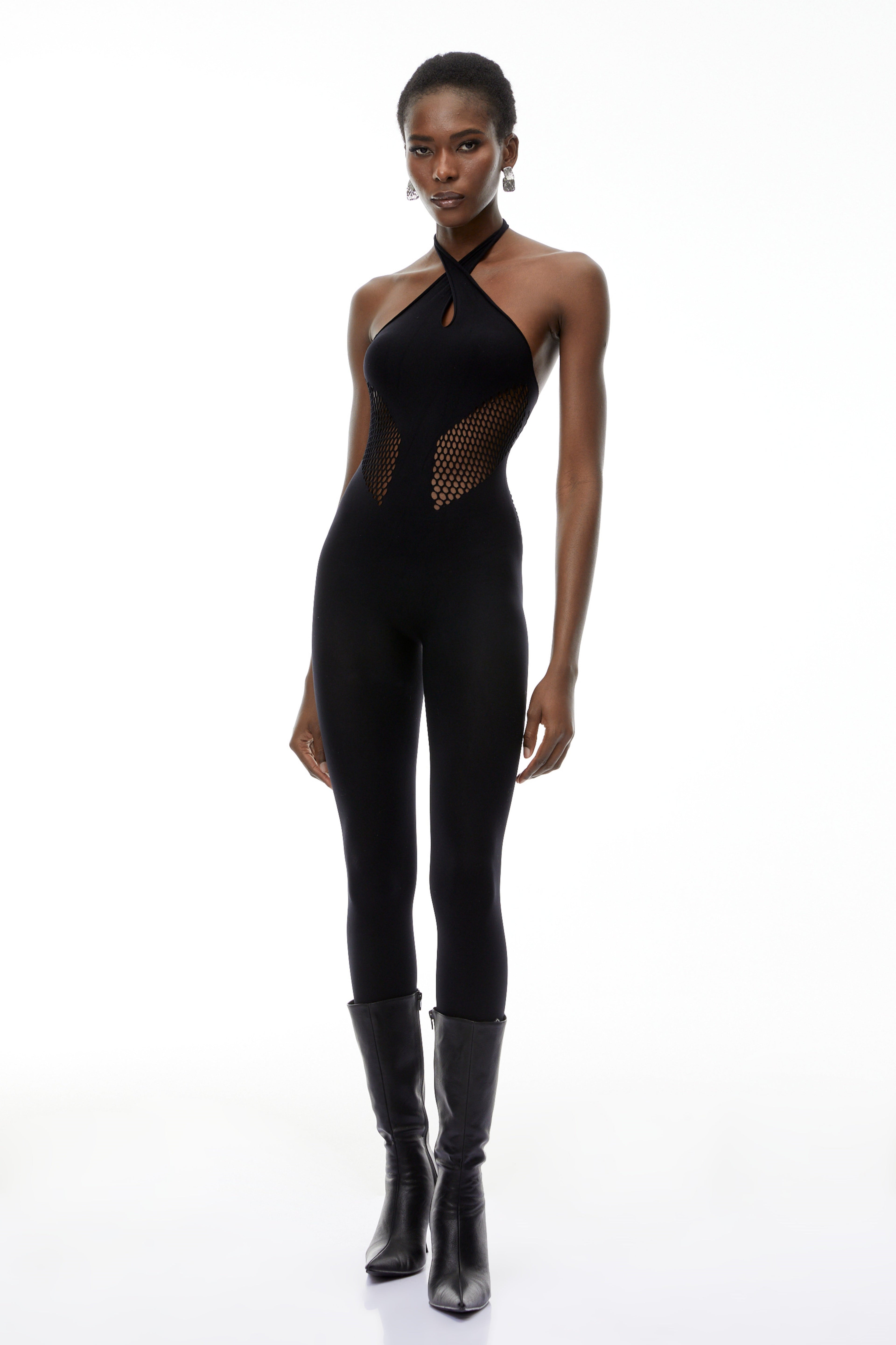 Mono negro Gael de MRTokyo con cuello halter y recortes, mostrando el diseño elegante y moderno del jumpsuit.