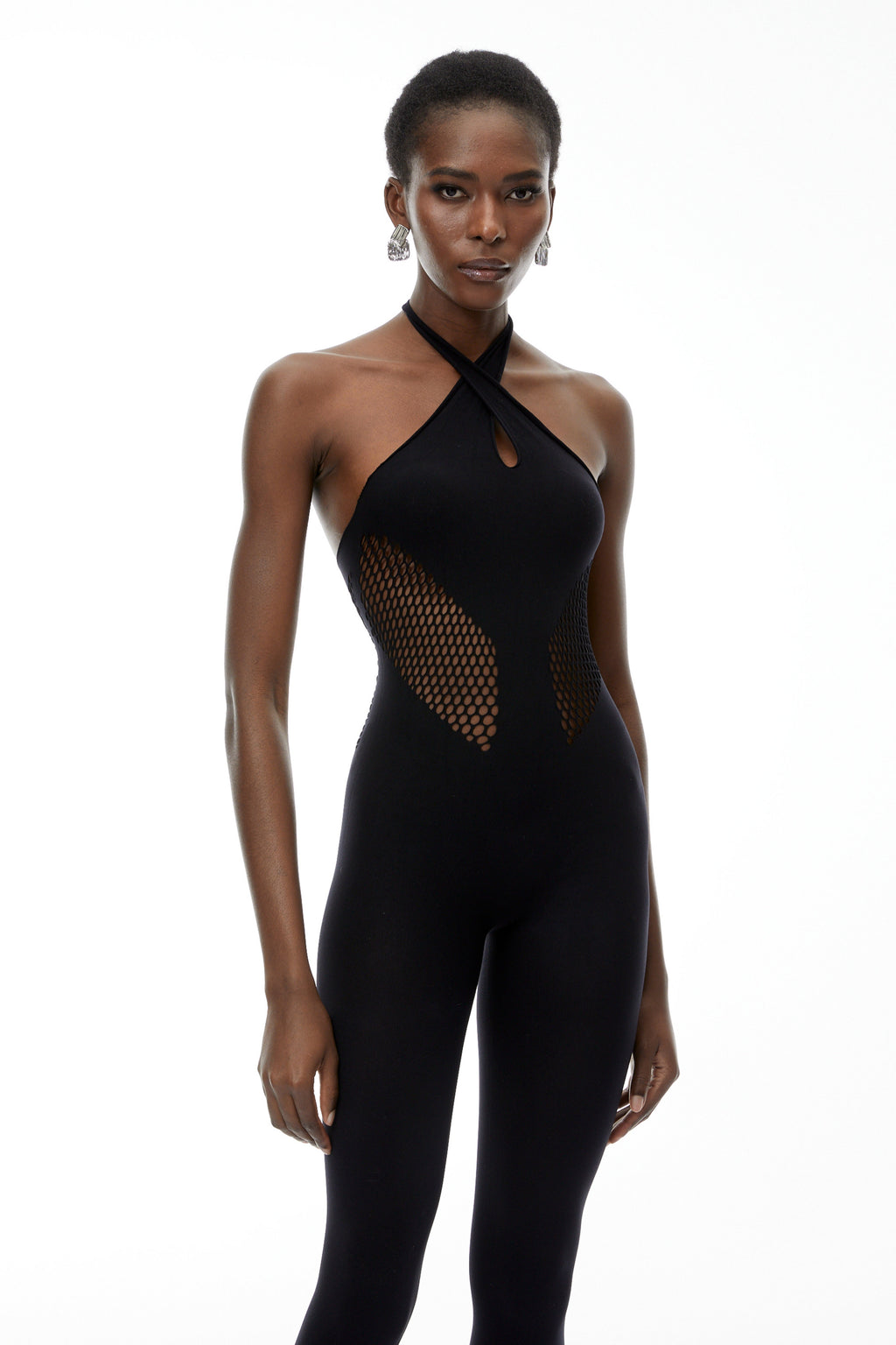 Mono negro Gael de MRTokyo con cuello halter y recortes, mostrando el diseño elegante y moderno del prendedor.