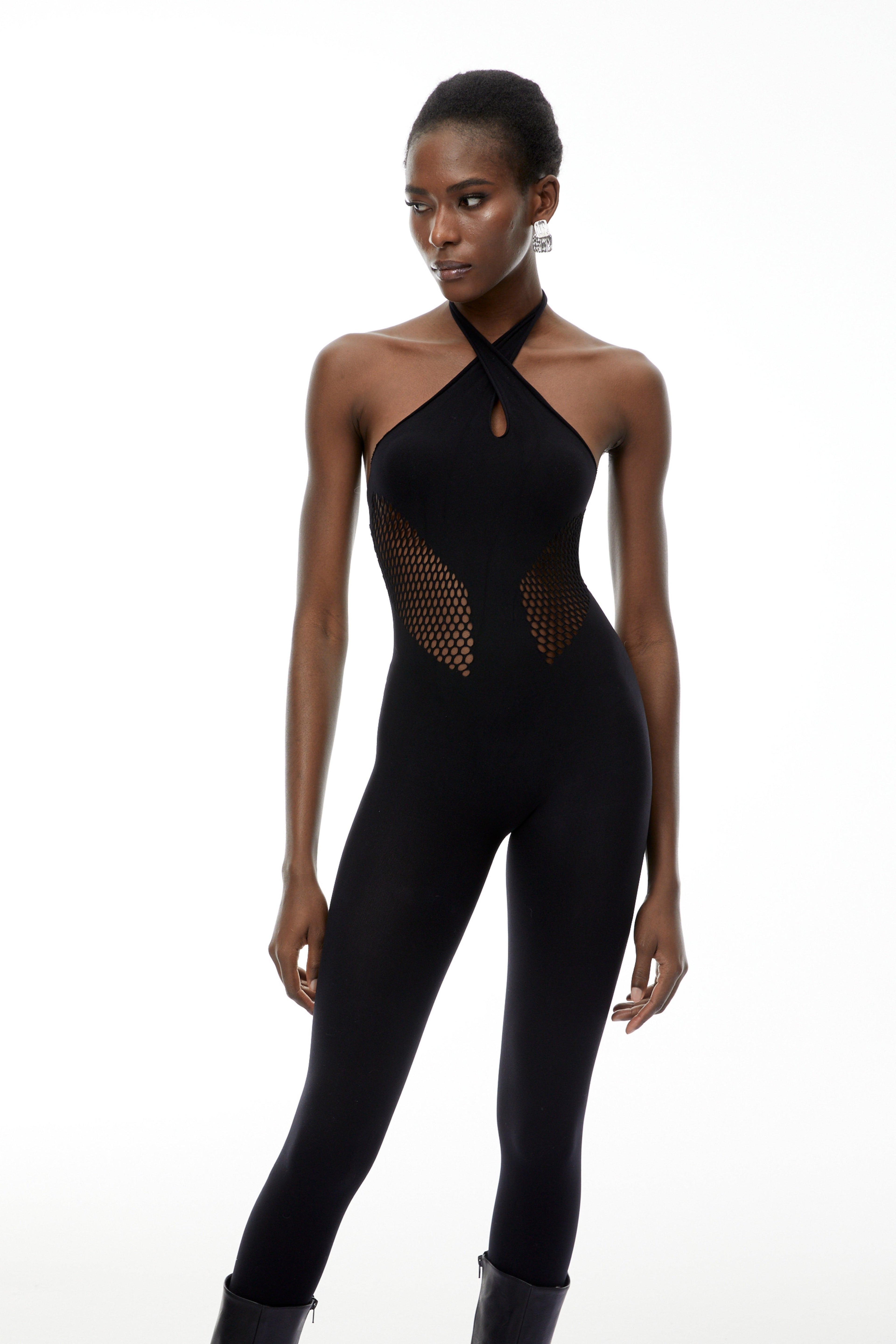 Mono negro Gael de MRTokyo con cuello halter y recortes, mostrando el diseño elegante y moderno del vestido.