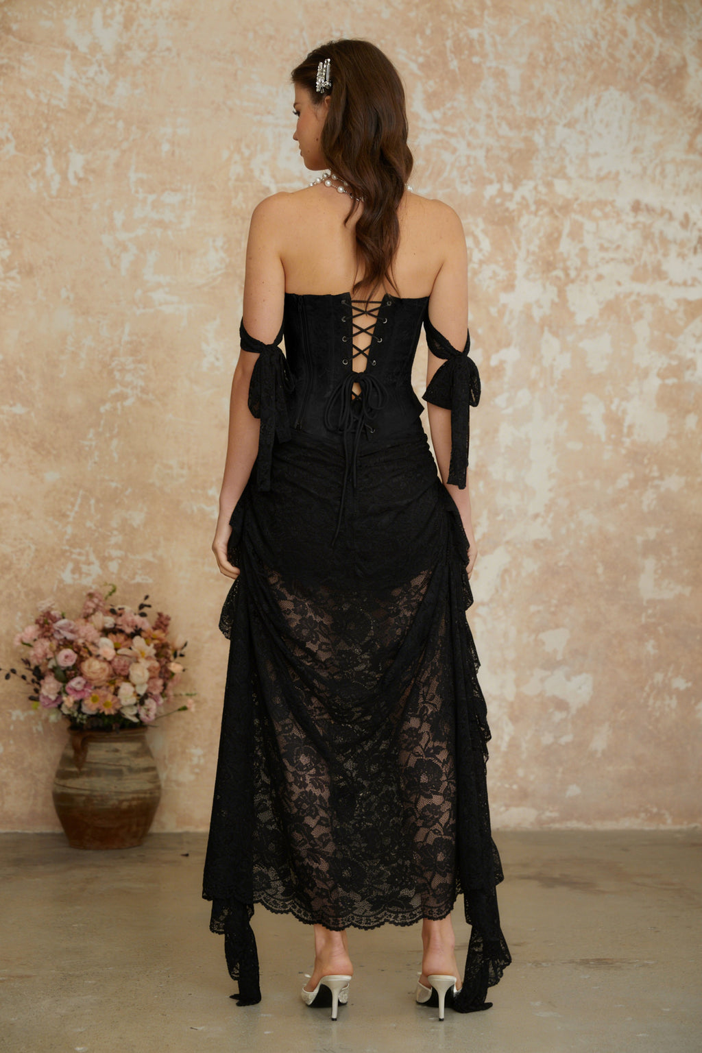Conjunto de blusa y falda con encaje floral negro y perlas de MRNewyork, diseñado con detalles elegantes y sofisticados.