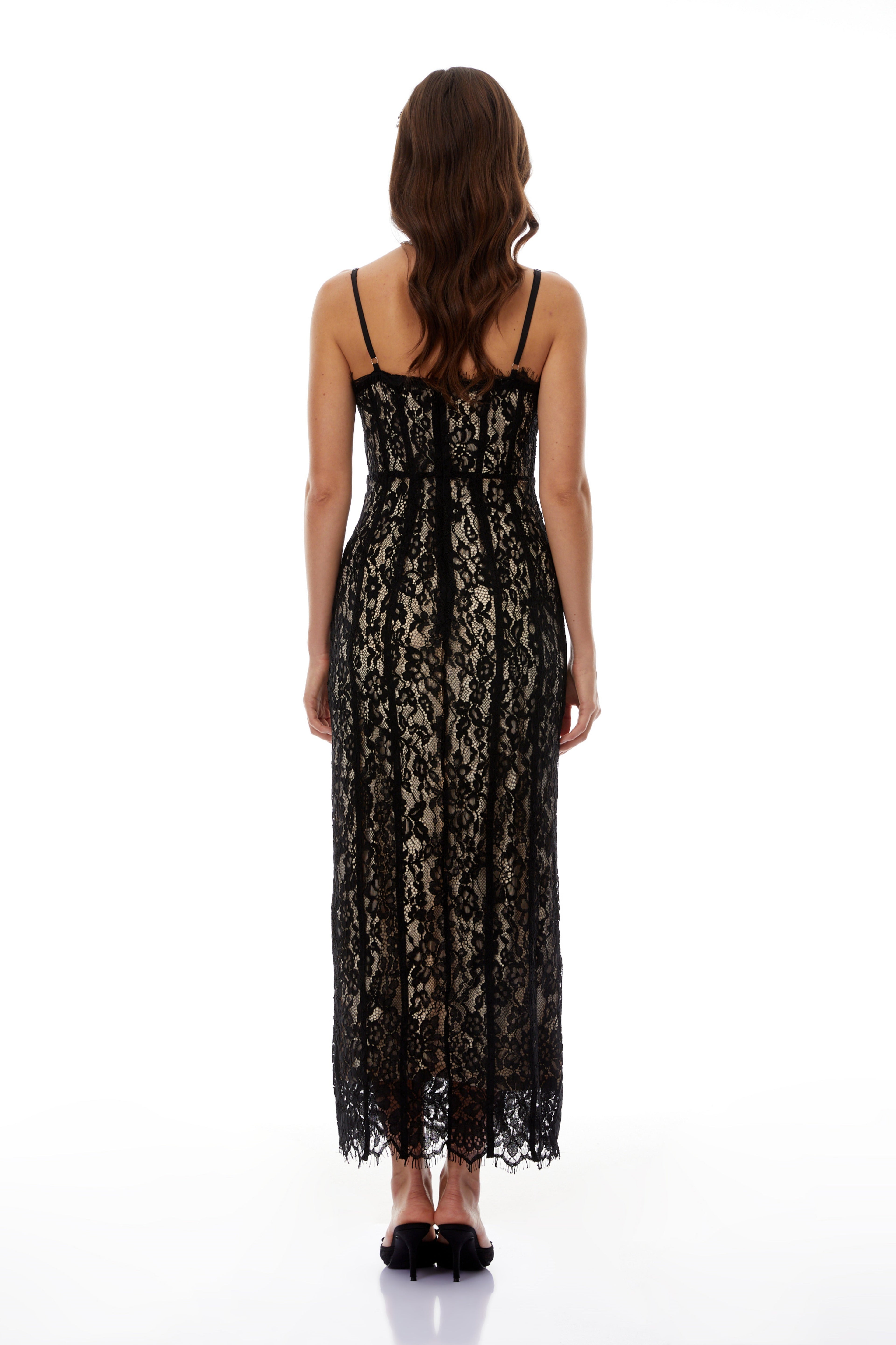 Vestido largo de novia negro con encaje floral, corsé ajustado y falda maxi, elegante y sofisticado.