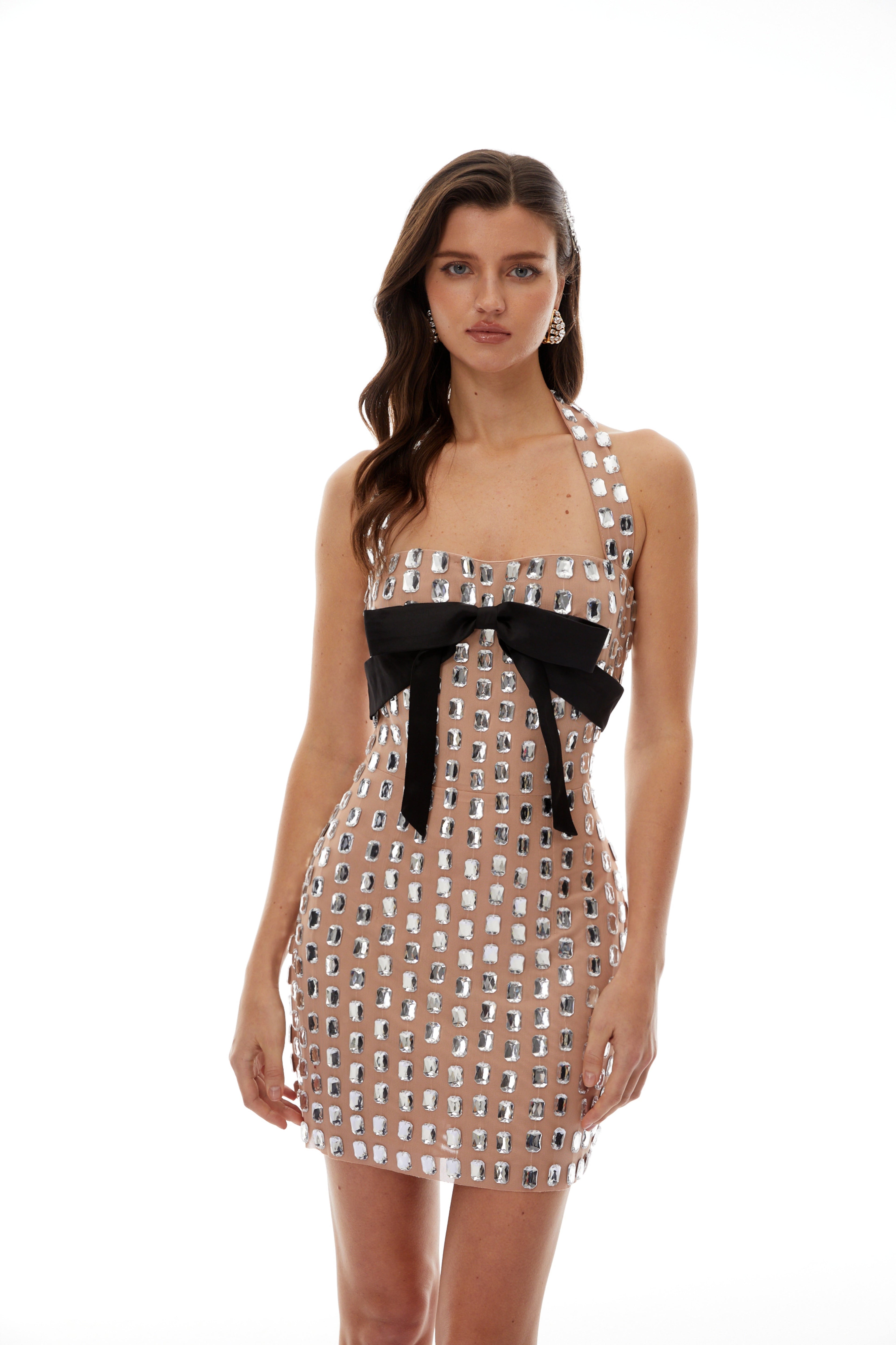 Vestido mini plateado Giustina con lazo halter y cristales, vestido de noche elegante y ajustado, vista frontal con detalles brillantes.