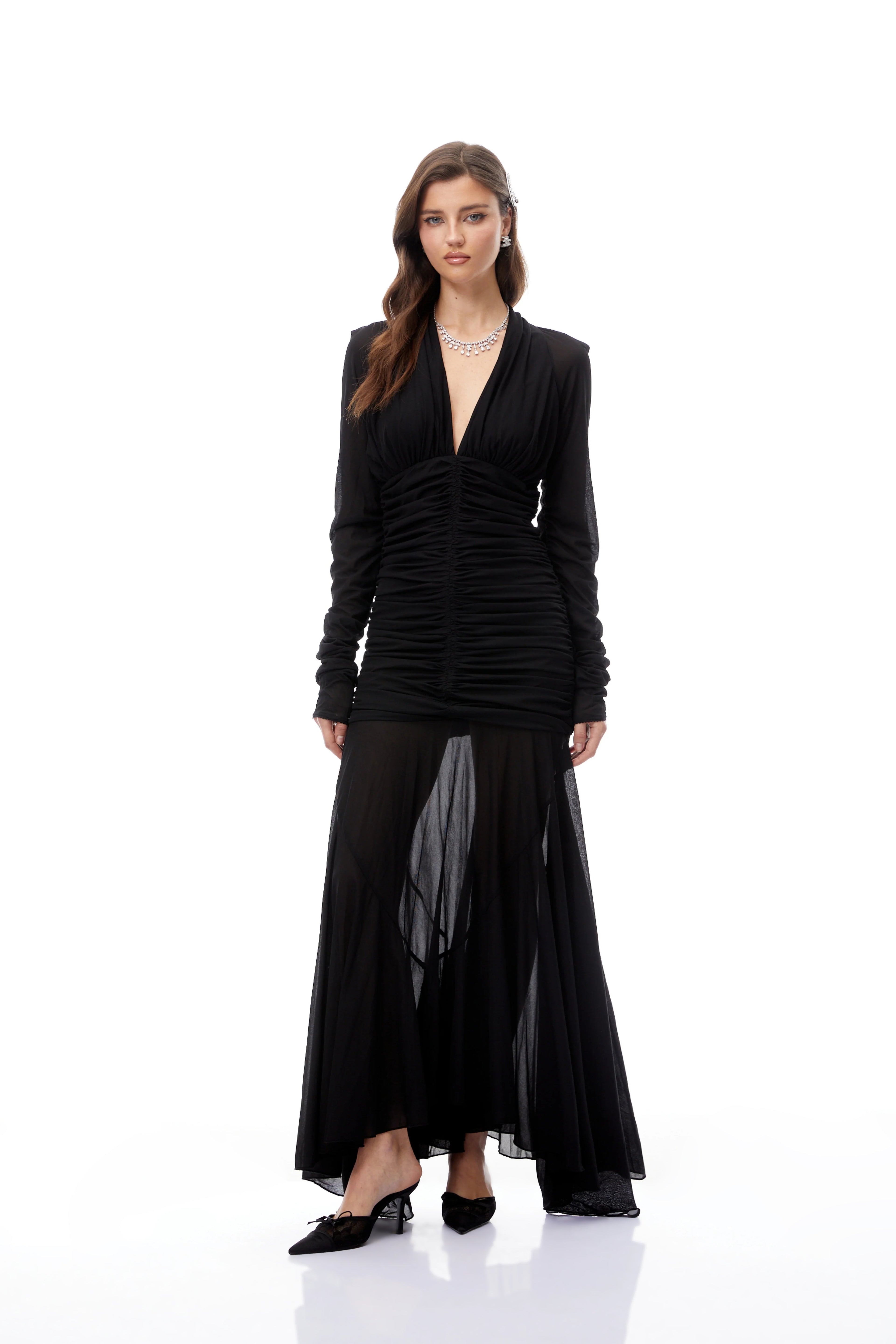 Vestido largo negro Greta de encaje y malla transparente, estilo maxi con drapeado, para ocasiones elegantes.